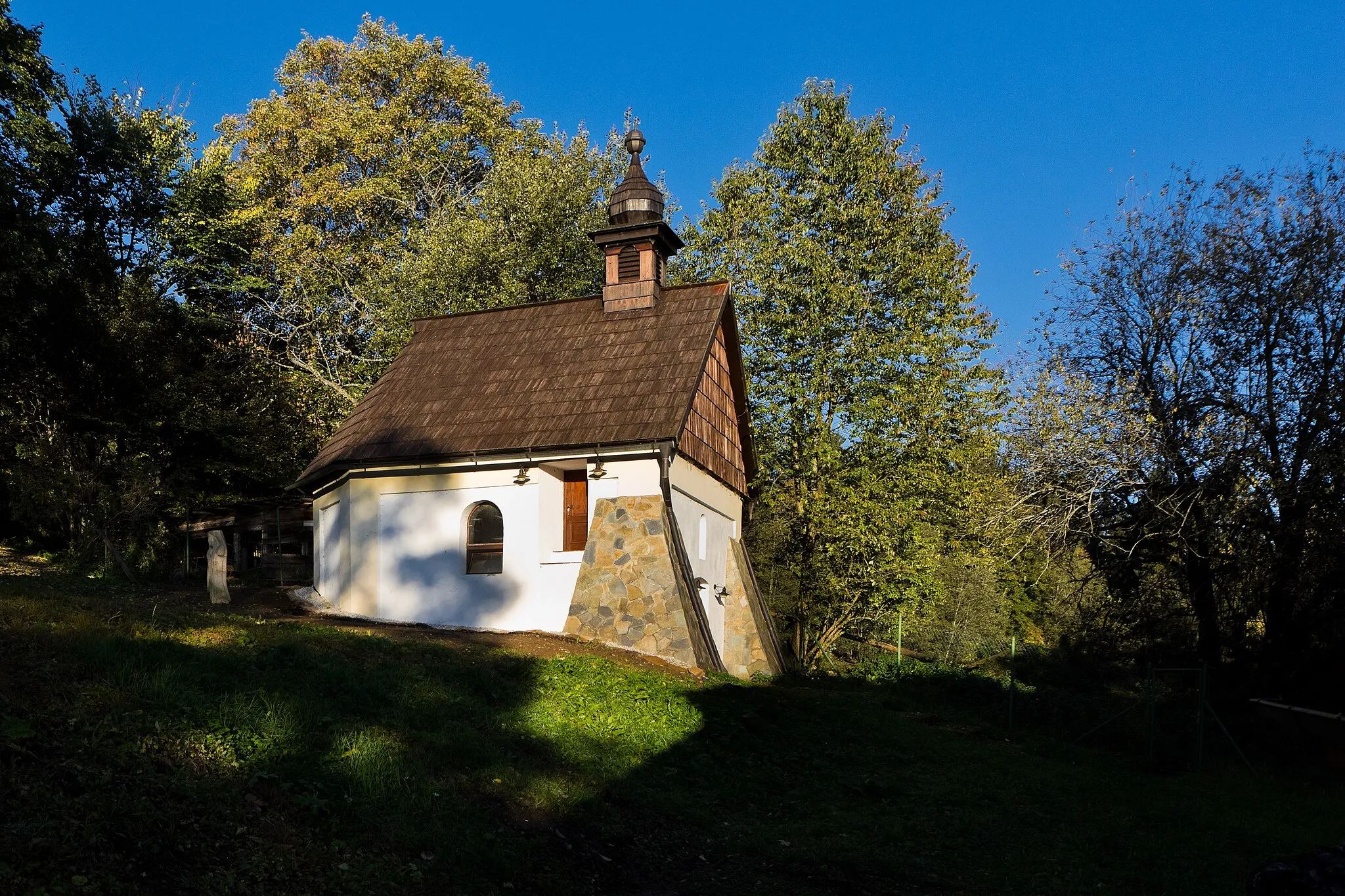 Photo showing: Pohled na kapli sv. Barbory z areálu Rezidence Vogelsang