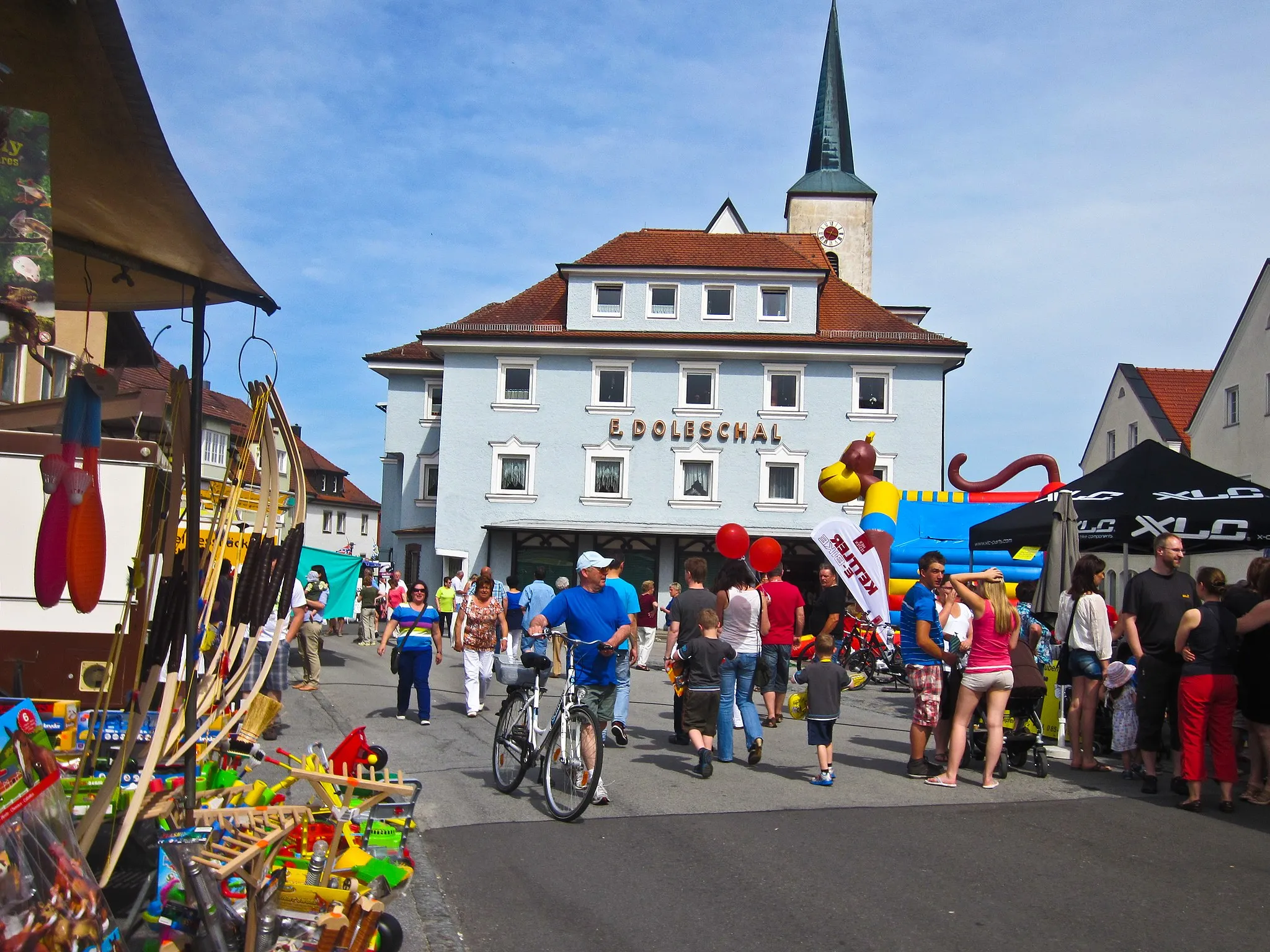 Photo showing: Pfingstmarkt am Marktplatz in Eging am See