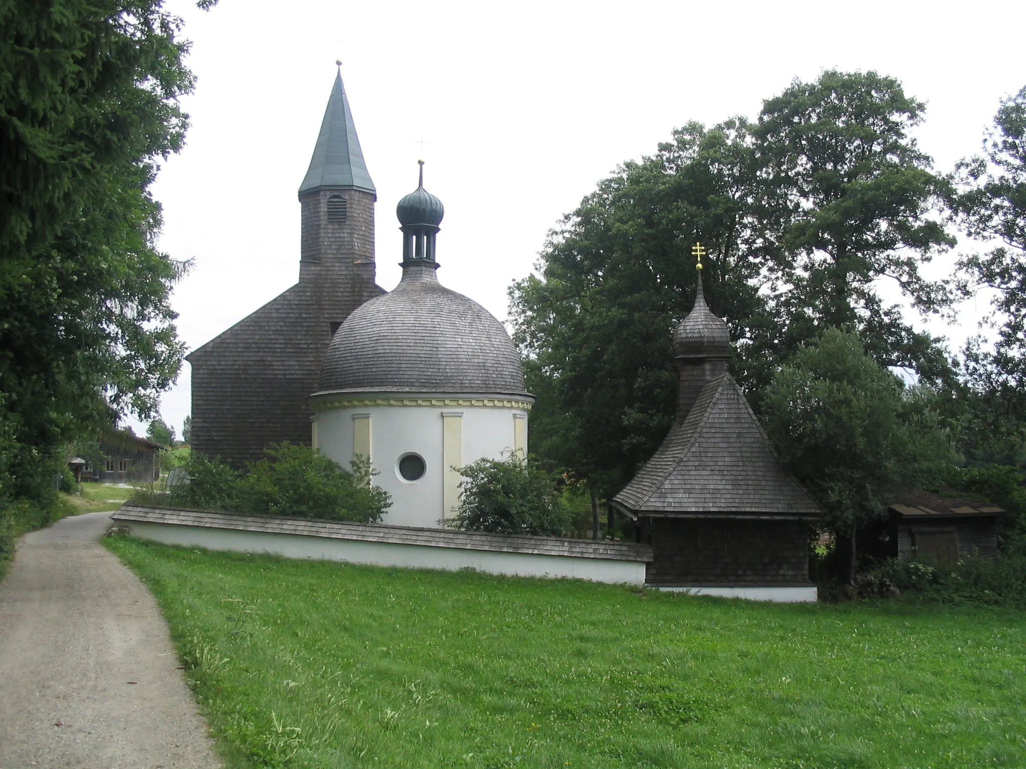 Photo showing: Bischofsmais, Sankt Hermann 3. Wallfahrtskirche St. Bartholomäus (links), Brunnenkapelle (mittig), Kapelle (rechts)