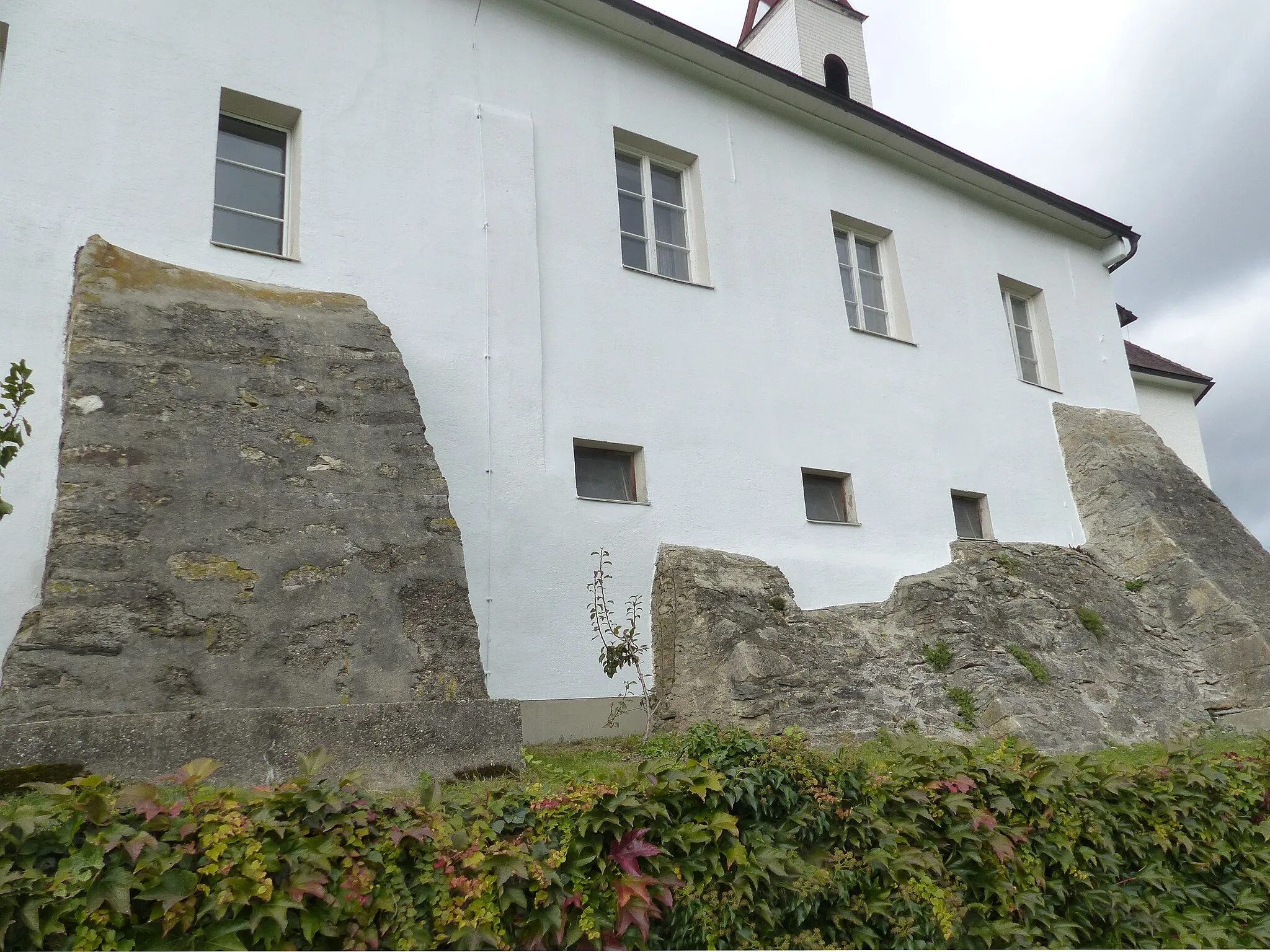 Photo showing: Götzendorf castle ( Oepping / Upper Austria ). Outer defensive walls.