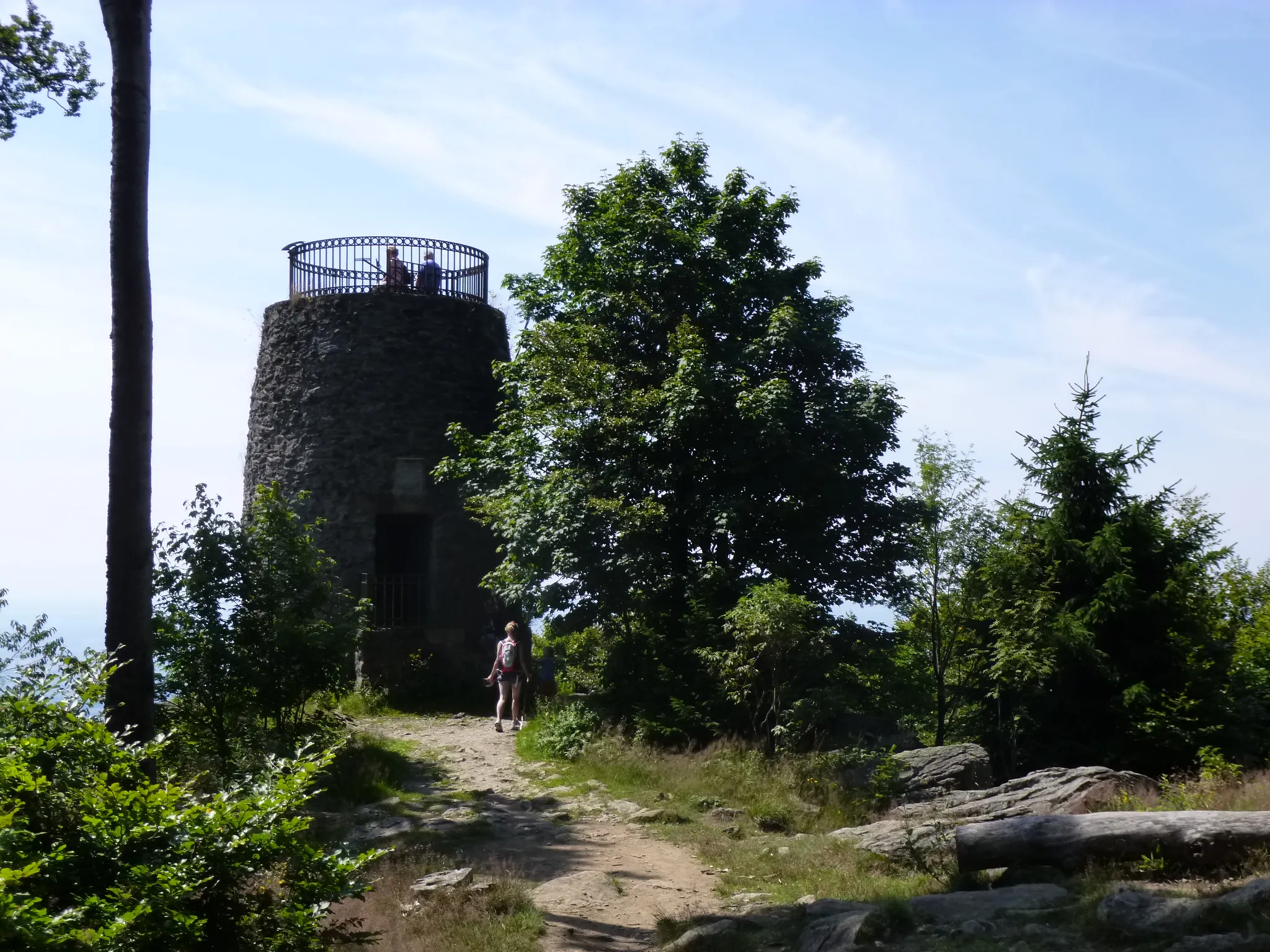 Photo showing: Aussichtsturm auf dem Hirschenstein-Gipfel, 1095 m; Landkreis Straubing-Bogen, Niederbayern