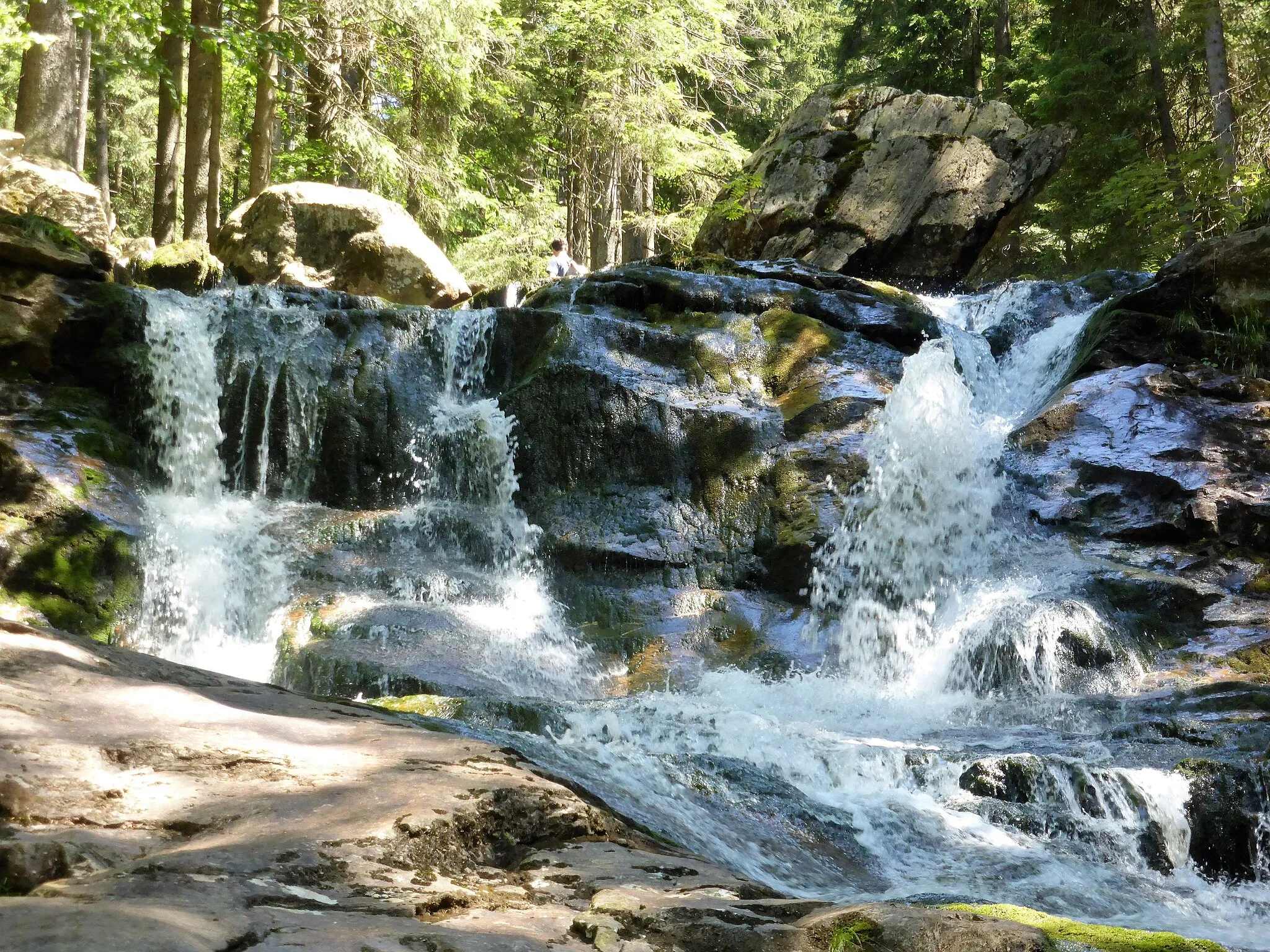 Photo showing: Bei Bodenmais stürzen Wassermassen aus dem Quellgebiet der Arber-Region über mehrere Kaskaden ins Tal. Das umliegende Gebiet ist Naturschutzgebiet. Das Areal ist mit Wanderwegen erschlossen.