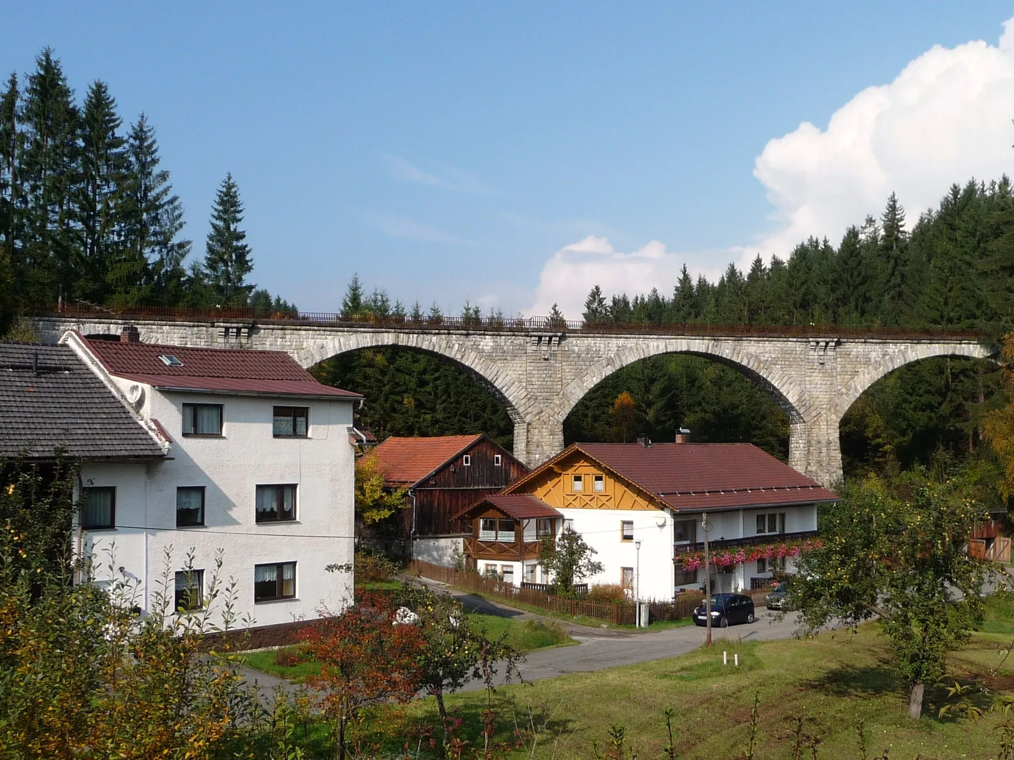 Photo showing: Der Eisenbahnviadukt der Bahnstrecke Zwiesel—Bodenmais bei Reisachmühle