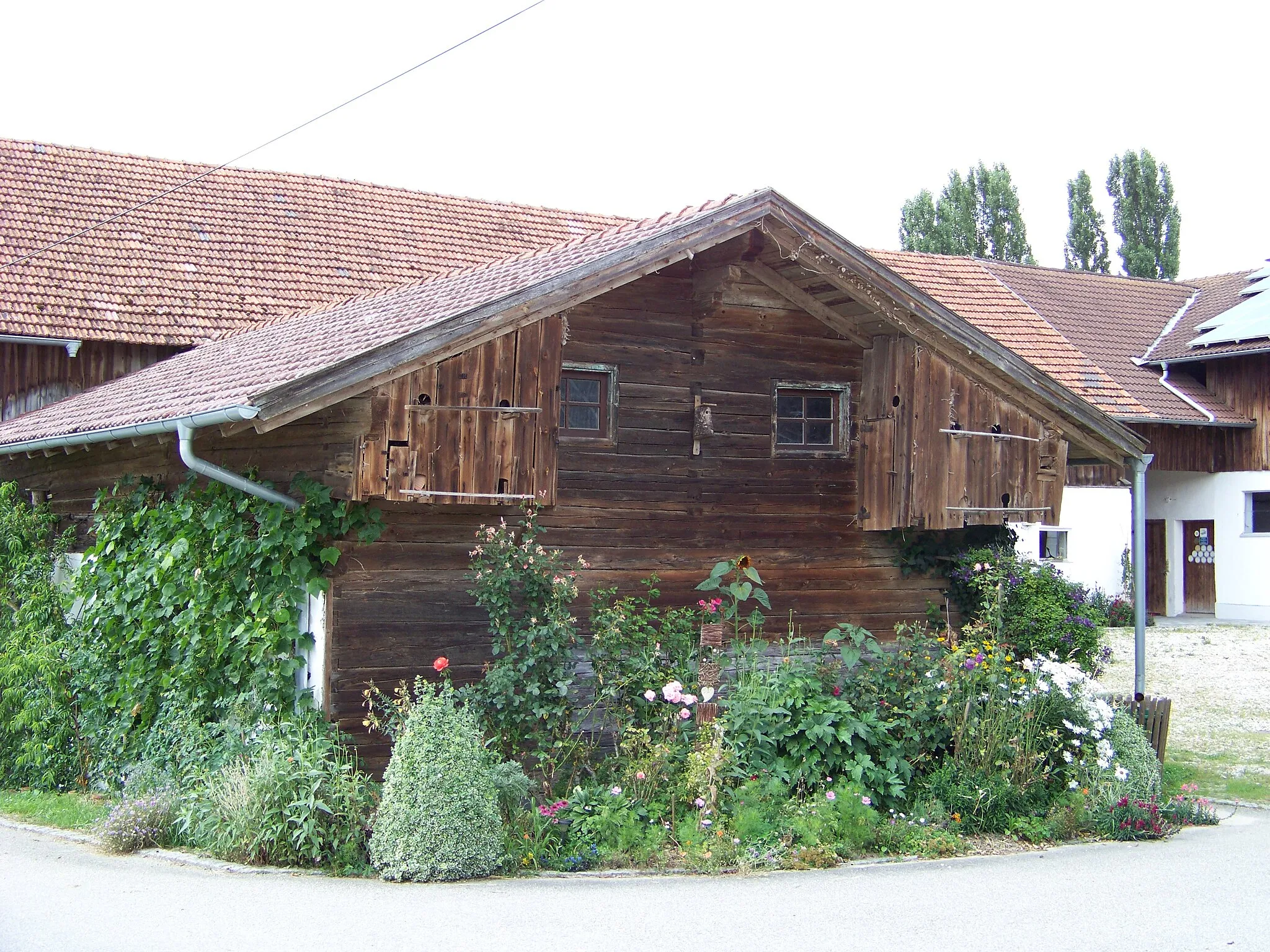 Photo showing: Großbettenrain, Haus Nr. 2. Blockbau-Traidkasten mit Taubenschlag; mit Flachsatteldach und Taubenschlägen, Ende 18. Jahrhundert.