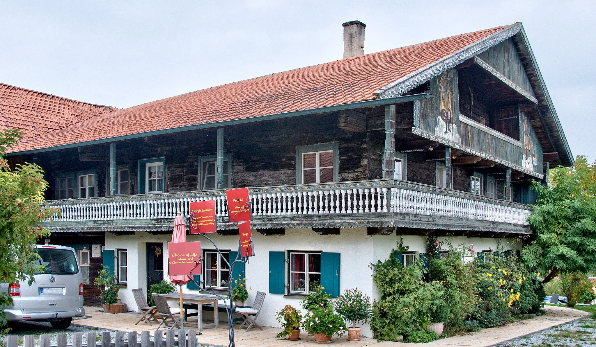 Photo showing: Wohnstallhaus eines Dreiseithofs, zweigeschossiger Flachsatteldachbau mit Blockbau-Obergeschoss, mit Trauf- und zwei Giebelschroten, Ende 18./Anfang 19. Jahrhundert, Malereien von 1864.