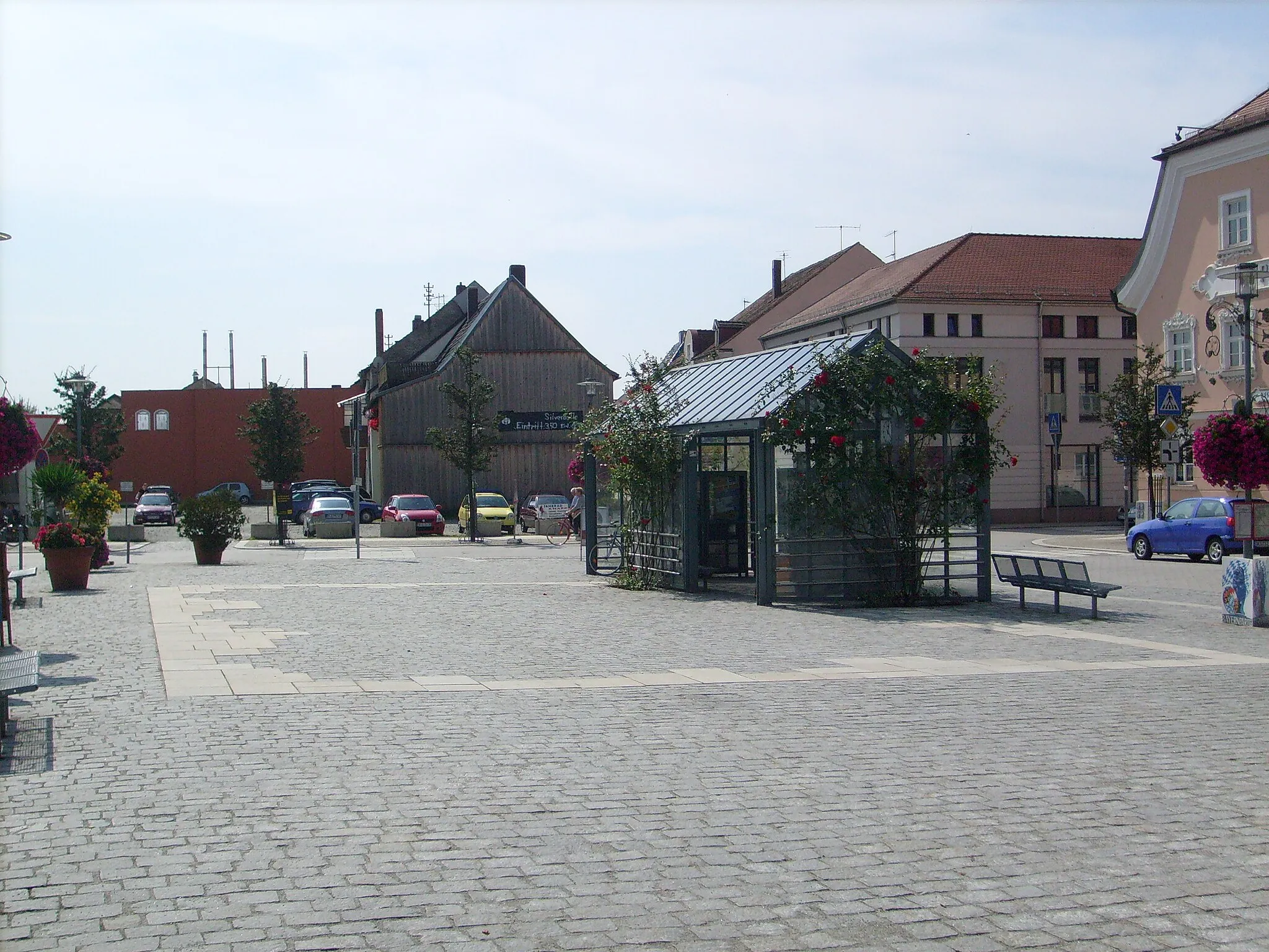 Photo showing: Der Hengersberger Marktplatz in Niederbayern.