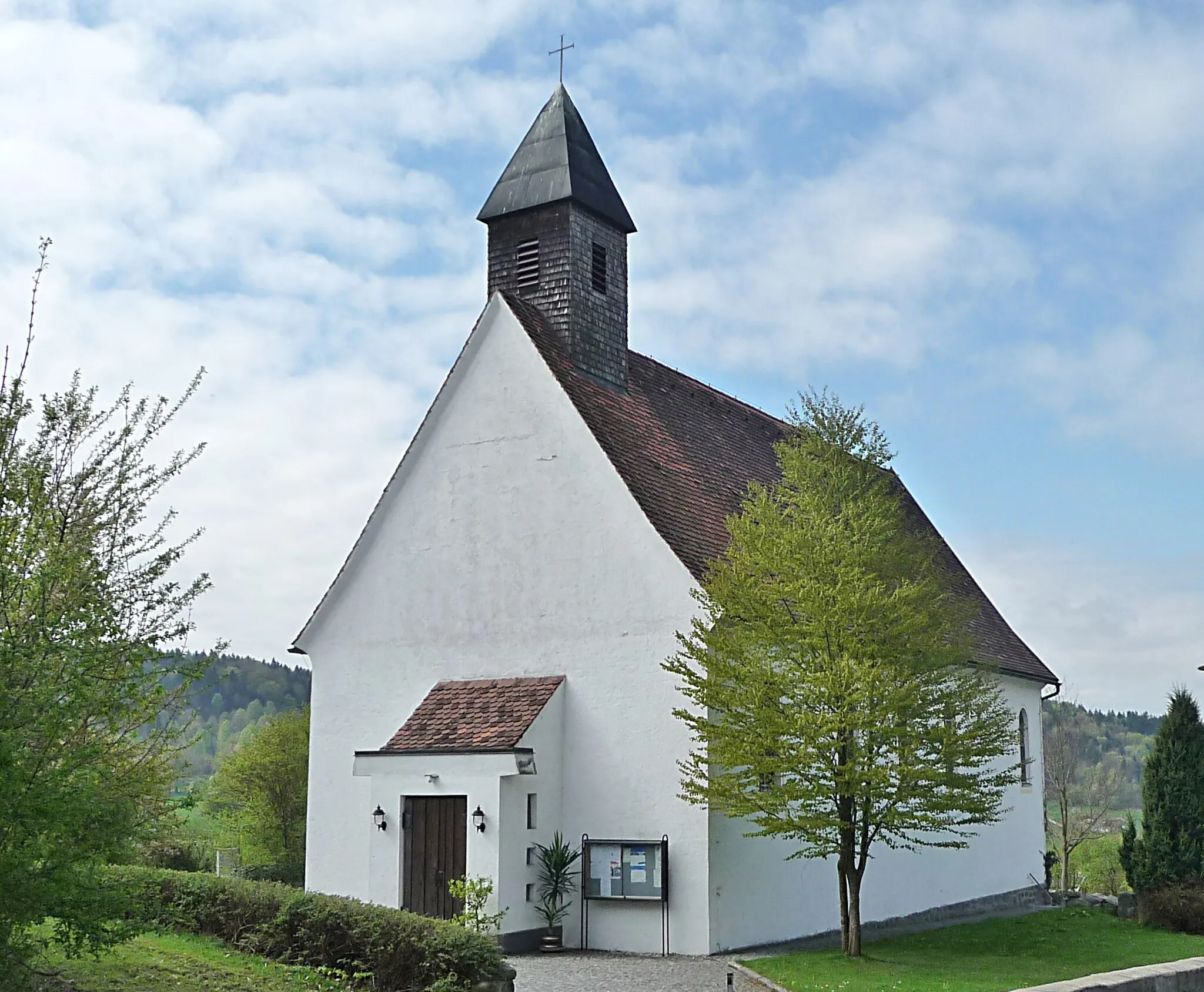 Photo showing: Die Filialkirche St. Hartmann und Hl. Herz Jesu in Oberpolling