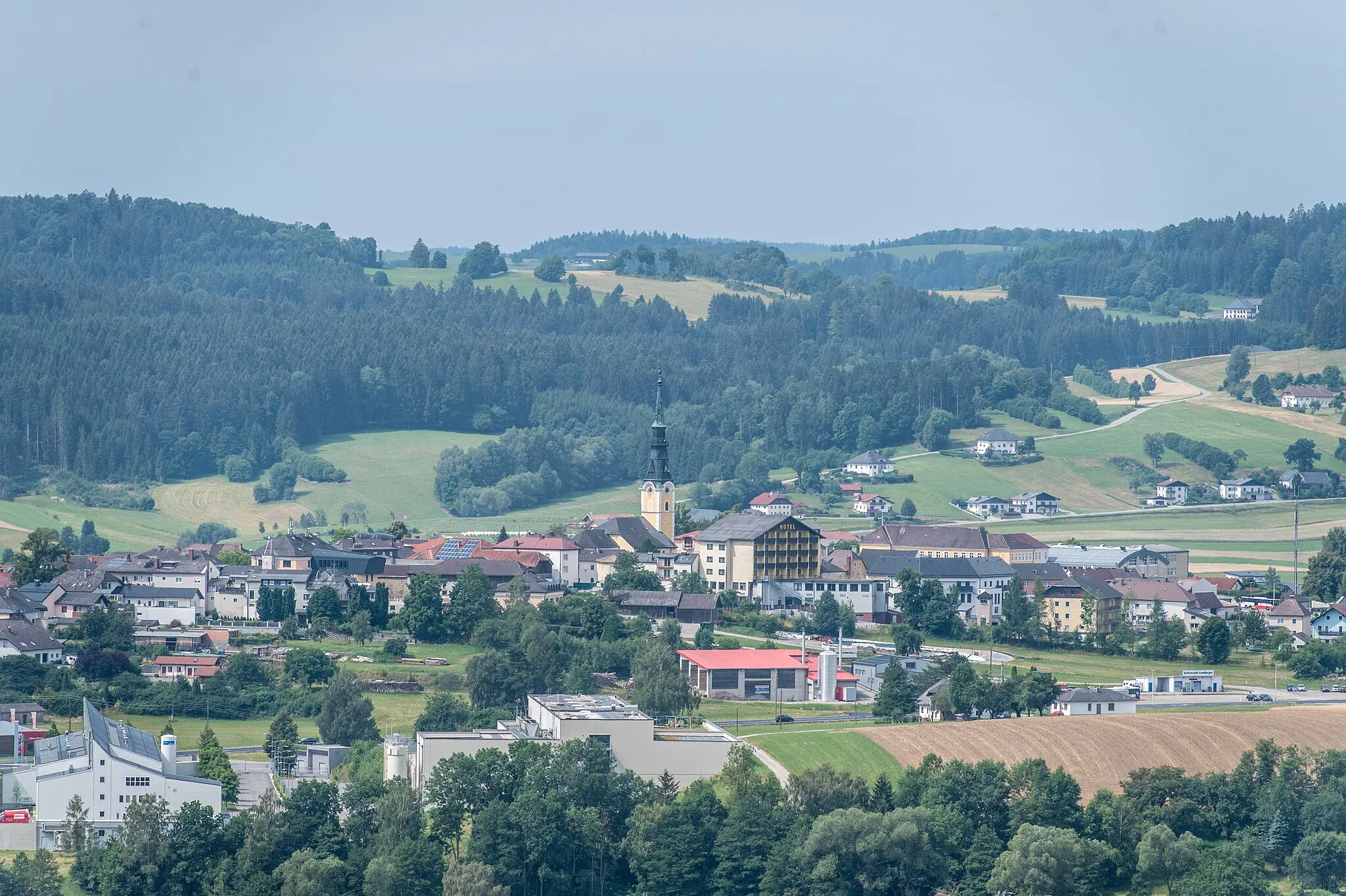 Photo showing: 23.07.2022: Wiki takes Böhmerwald; Ulrichsberg gesehen von einer Straße in Hintenberg