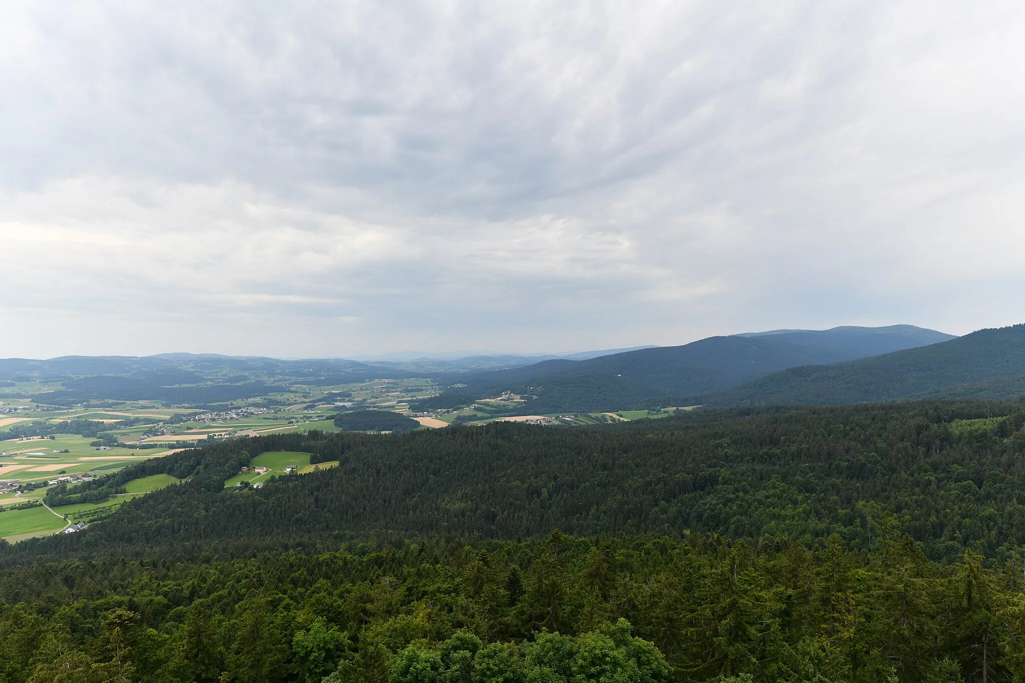 Photo showing: 23.07.2022: Wiki takes Böhmerwald; Blick vom Aussichtsturm Alpenblick nach Klaffer am Hochficht