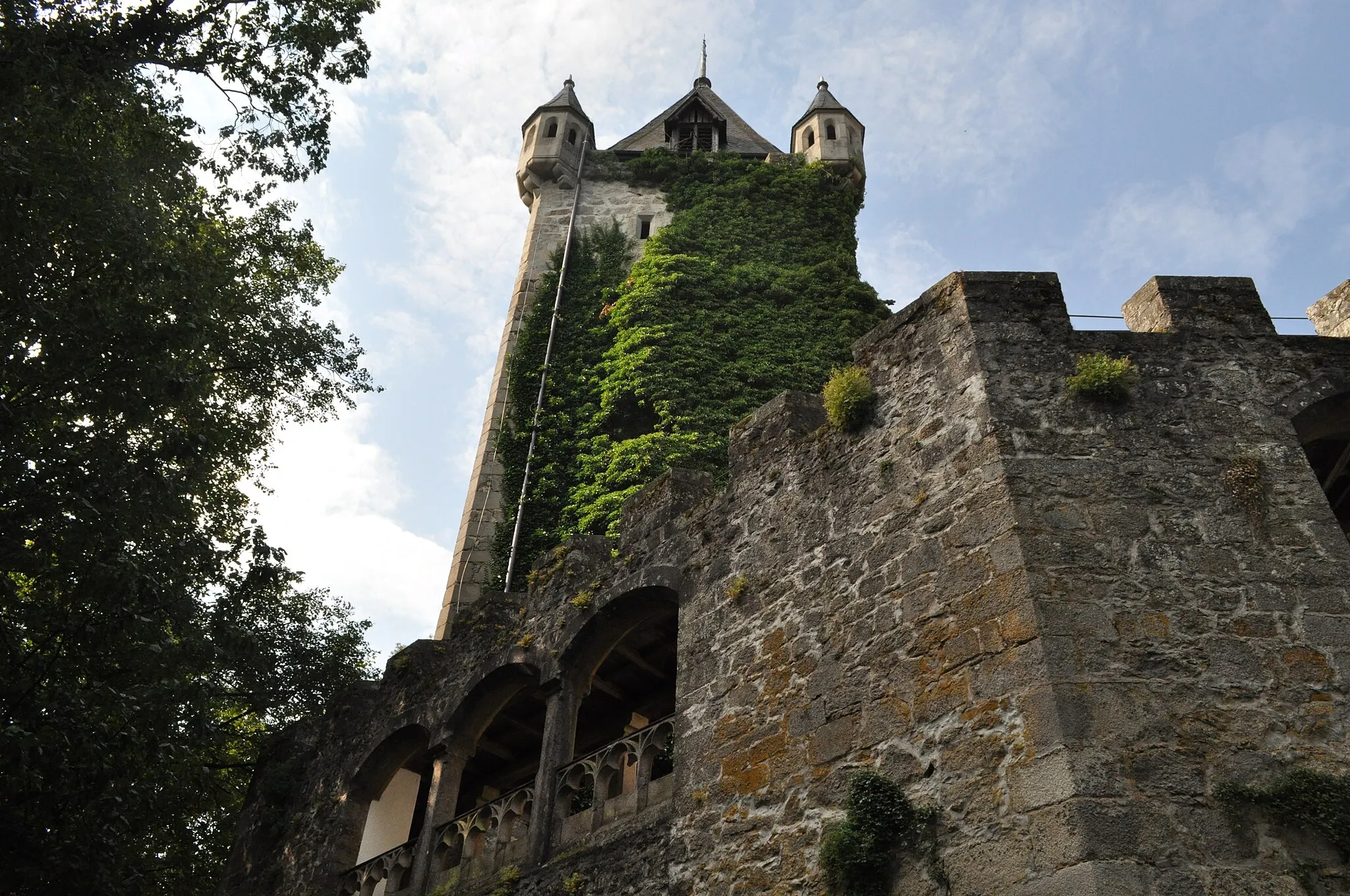 Photo showing: "Hunger Tower" - the highest in Bavaria - 45 m. 
In this tower keep criminals and debtors.