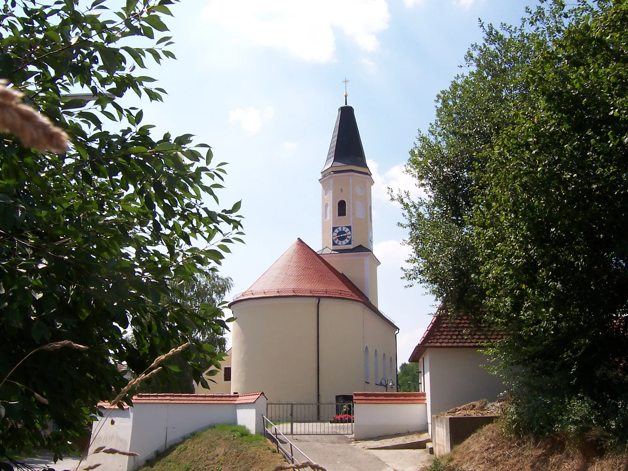 Photo showing: Ergoldsbach, Martinshaun 137. Katholische Kirche St. Martin. Saalkirche mit Westturm, mit einfacher Putzgliederung, Westturm mit Achteckaufsatz und stumpfem Helmabschluss, barocke Anlage von 1717; mit Ausstattung.