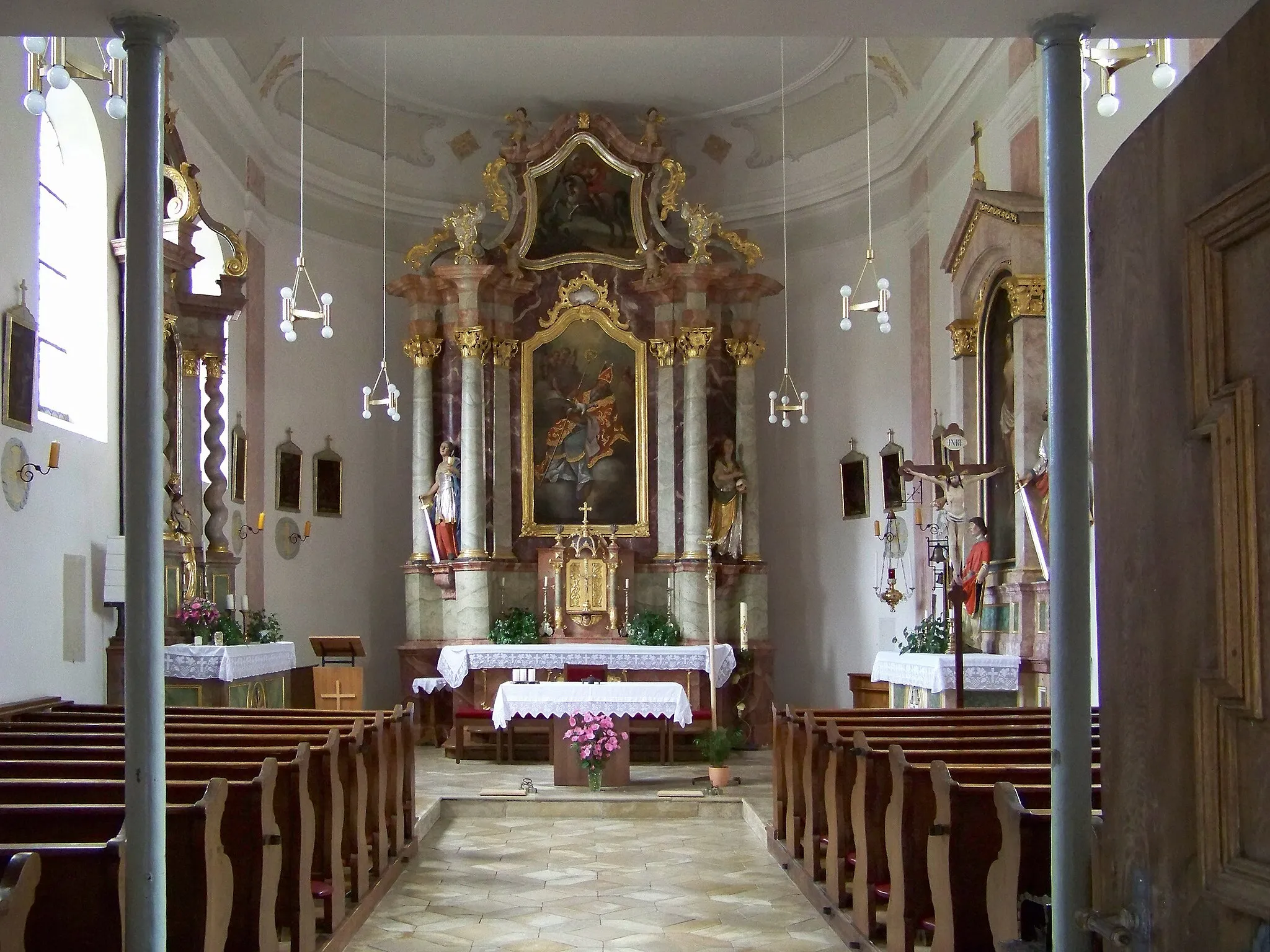 Photo showing: Ergoldsbach, Martinshaun 137. Katholische Kirche St. Martin. Innenraum. Barocke Anlage von 1717; mit Ausstattung. Innenraum flach gedeckt mit Kranzgesims und breiter Hohlkehle. Rundgeschlossener Chor ohne Einzug.