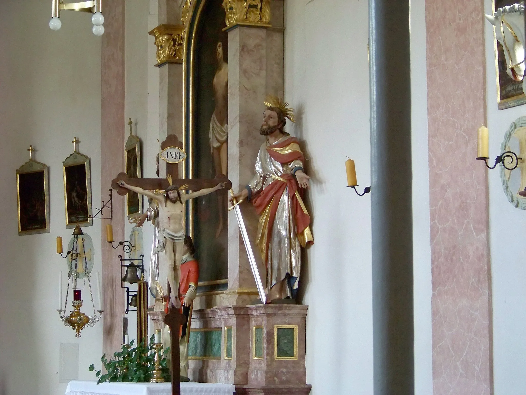 Photo showing: Ergoldsbach, Martinshaun 137. Katholische Kirche St. Martin. Rechter neoramanischer Seitenaltar St. Sebastian. Seitenfiguren St. Peter und Paul.