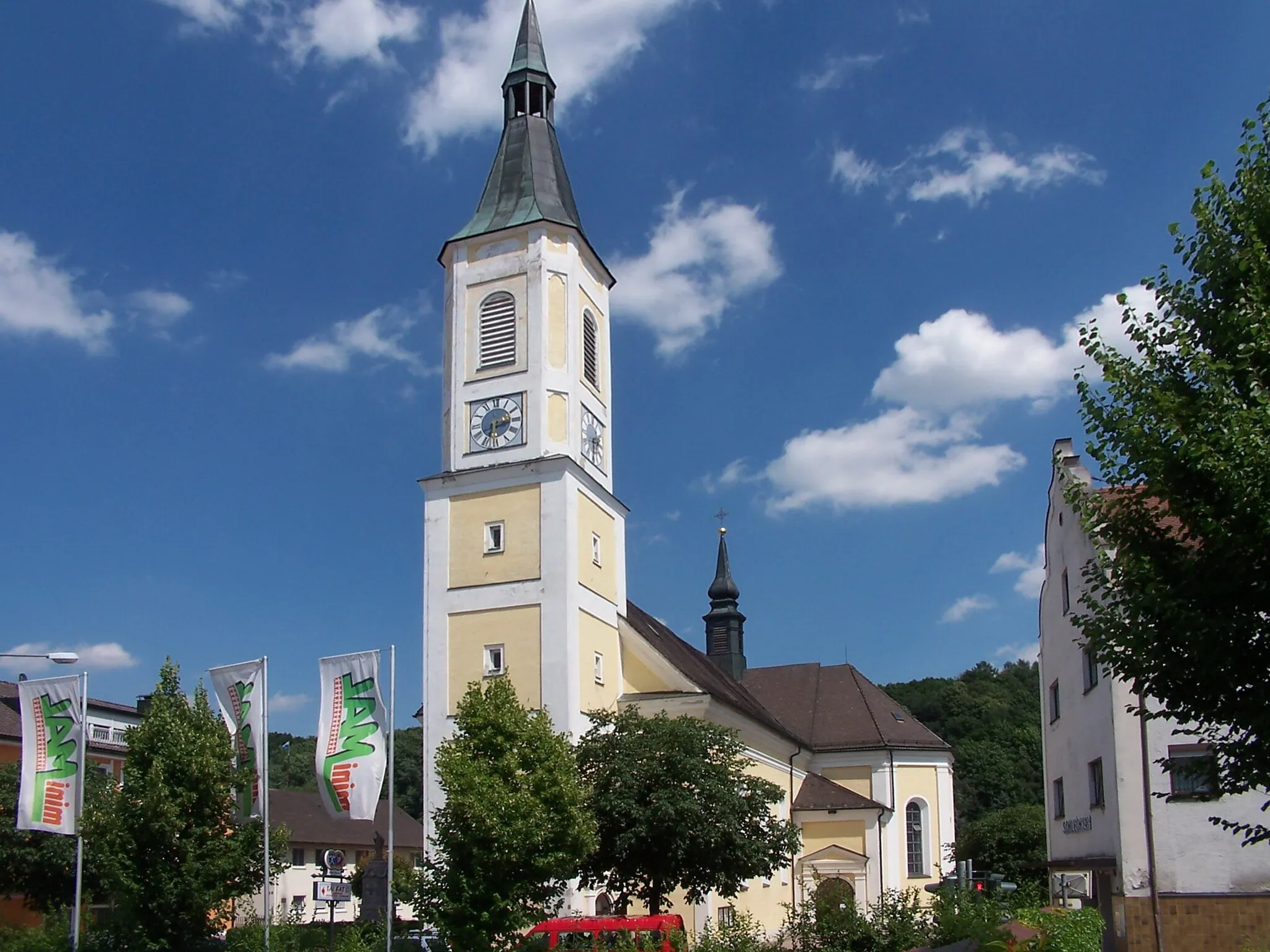 Photo showing: Ergoldsbach, Hauptstraße 18. Katholische Pfarrkirche St. Peter und Paul. Saalkirche mit erweitertem Querhaus und Westturm, erbaut 1729, Chor und Querhaus 1886/87, Gliederung durch Lisenen und Dachfries sowie Putzbänderung.