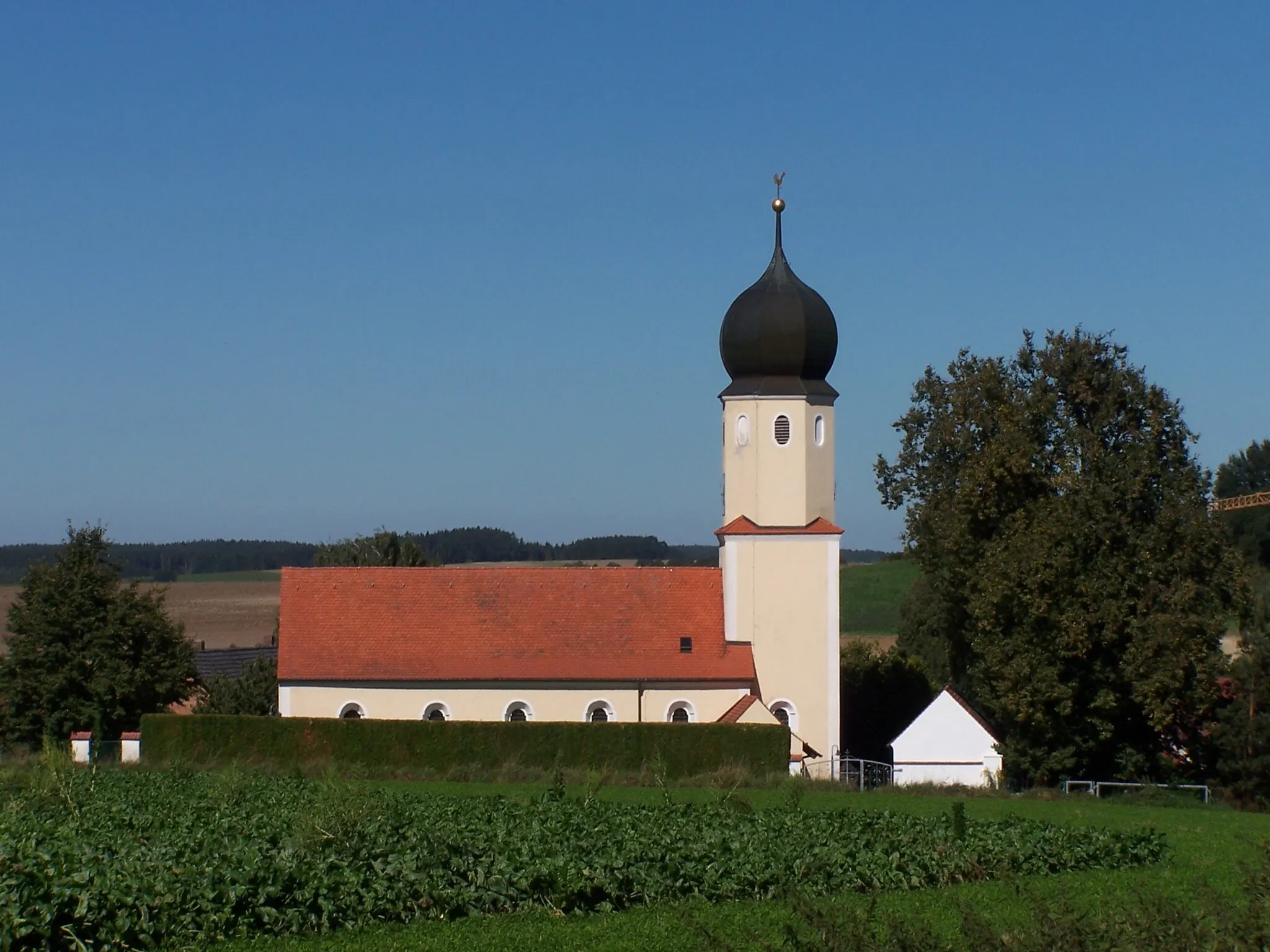 Photo showing: Oberdeggenbach 30. Kath. Filialkirche St. Martin, Chorturmkirche mit Satteldach und Zwiebelhaube, 17. Jh., im Kern mittelalterlich, Erweiterung 1965; mit Ausstattung.