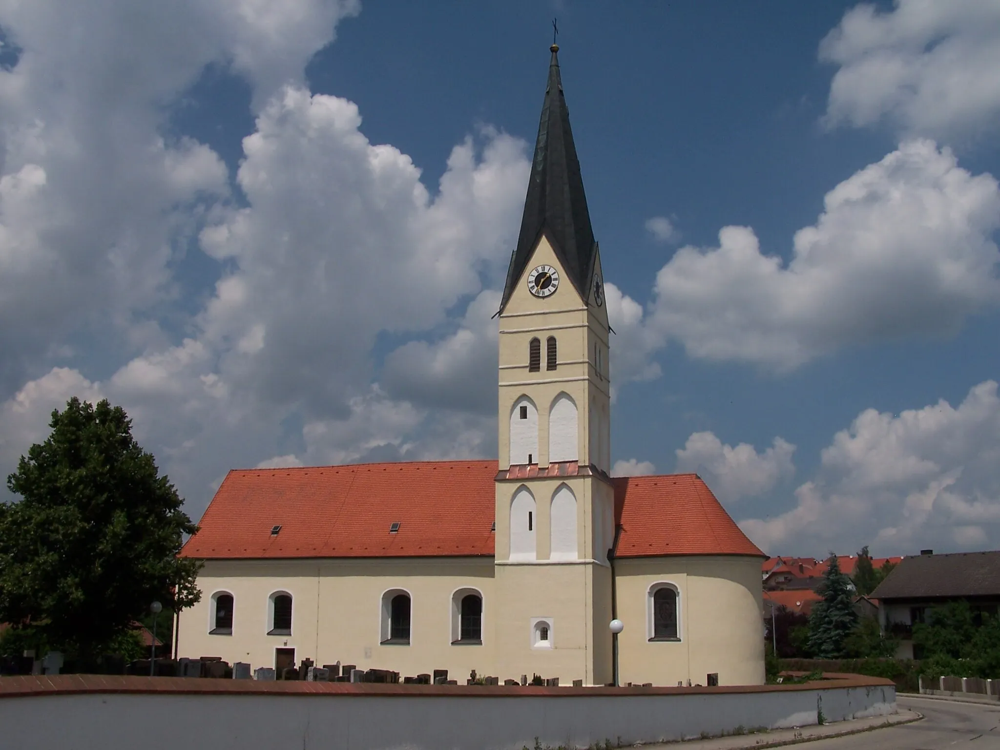 Photo showing: Essenbach, Mirskofen. Kath. Filialkirche St. Maria Dolorosa. 15. Jahrhundert, Mitte 18. Jahrhundert barockisiert, Turm spätgotisch; mit Ausstattung.