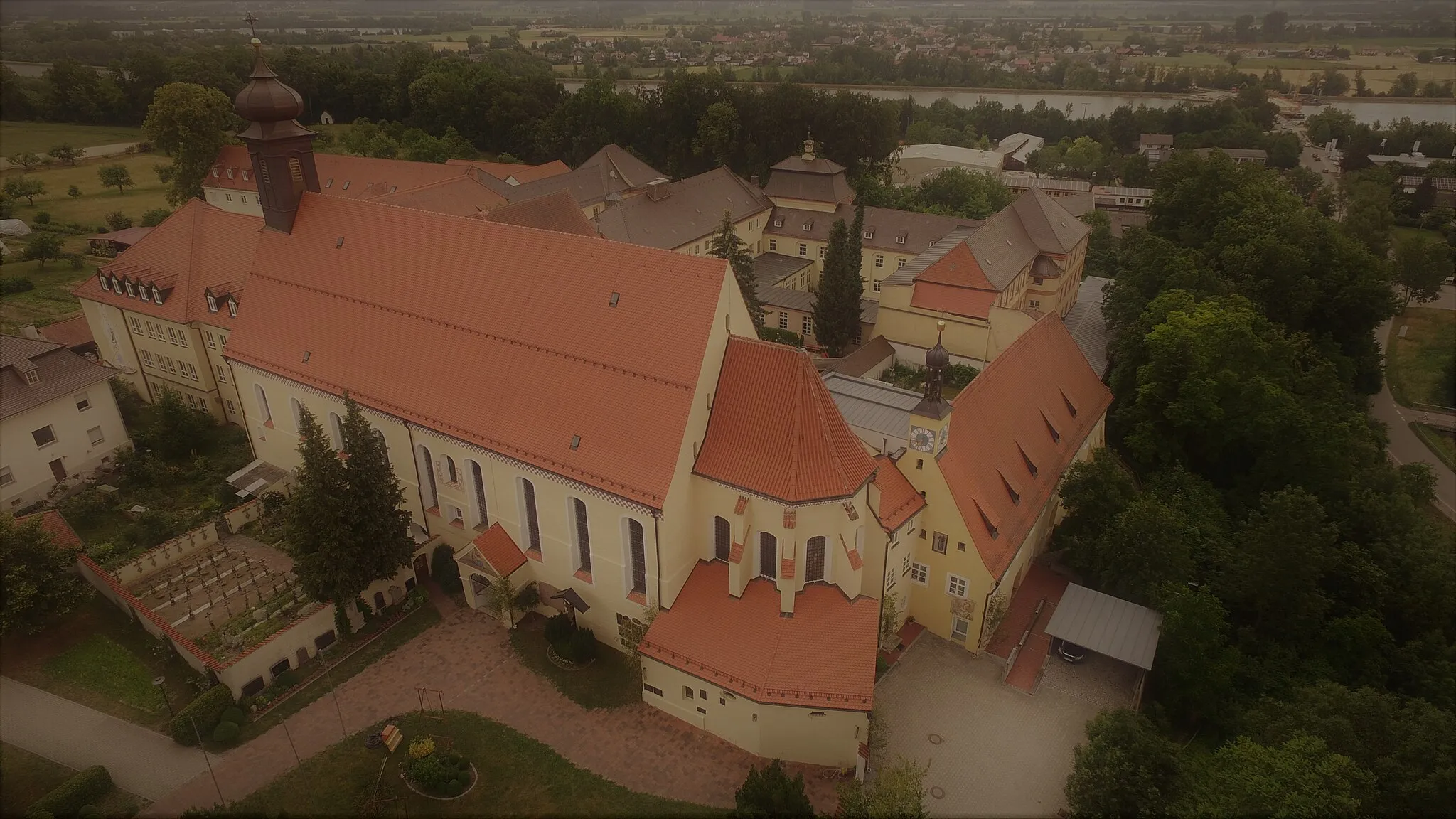 Photo showing: Im Vordergrund die Pfarrkirche aus der Luft mit der angrenzenden Klosterkirche im "Hintergrund"