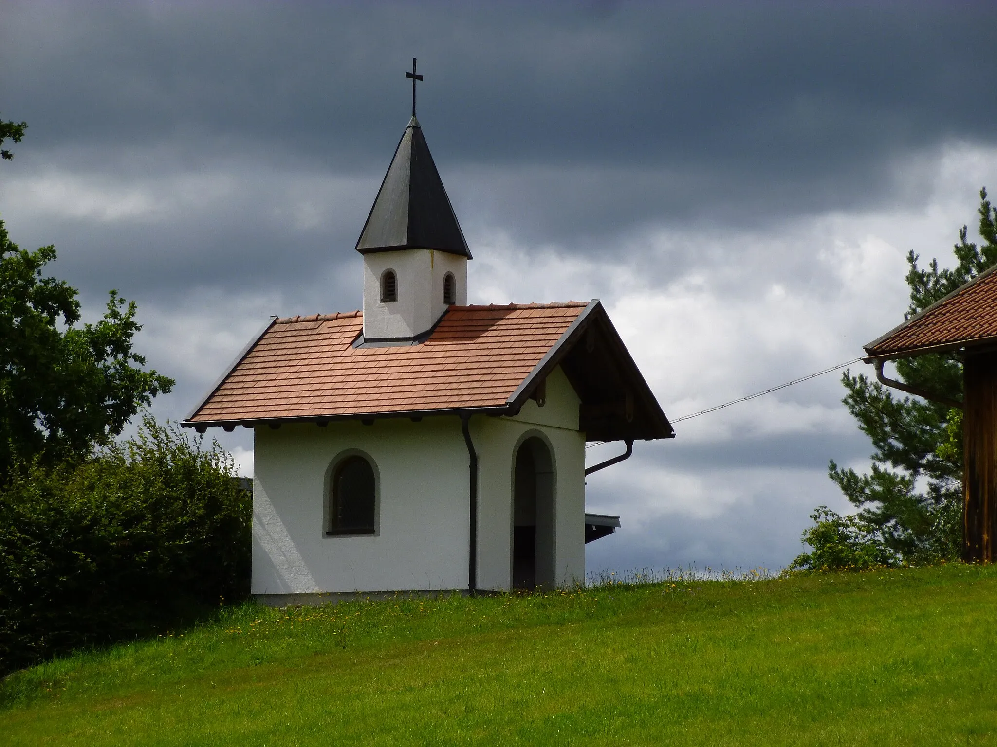 Photo showing: Kapelle östlich von Oberweinberg (Rattiszell) und westlich der Straße von Dammersdorf zum Ort Gallner auf Gebiet der Gemeinde Haselbach.