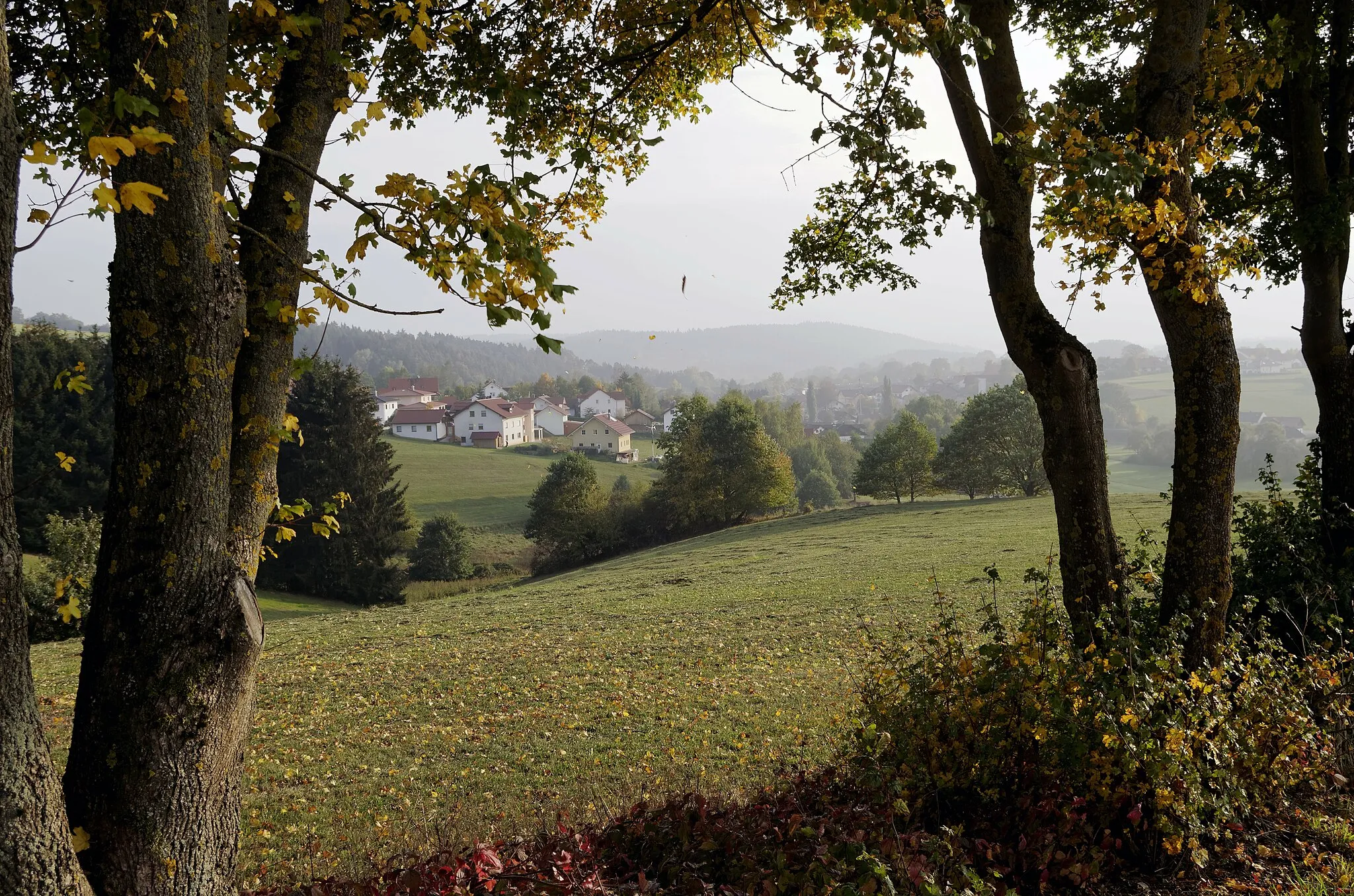 Photo showing: Wenn man von Herrnfehlburg nach Rattiszell geht, kann man gleich nach Verlassen des Ortes Herrnfehlburg von oben auf Rattiszell blicken.