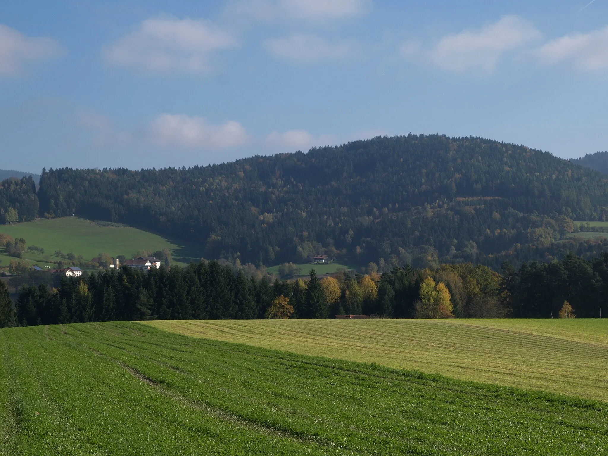 Photo showing: Der 669 Meter hohe Sommerberg in Haibach mit Weingarten am Hang von Prünstfehlburg aus gesehen
