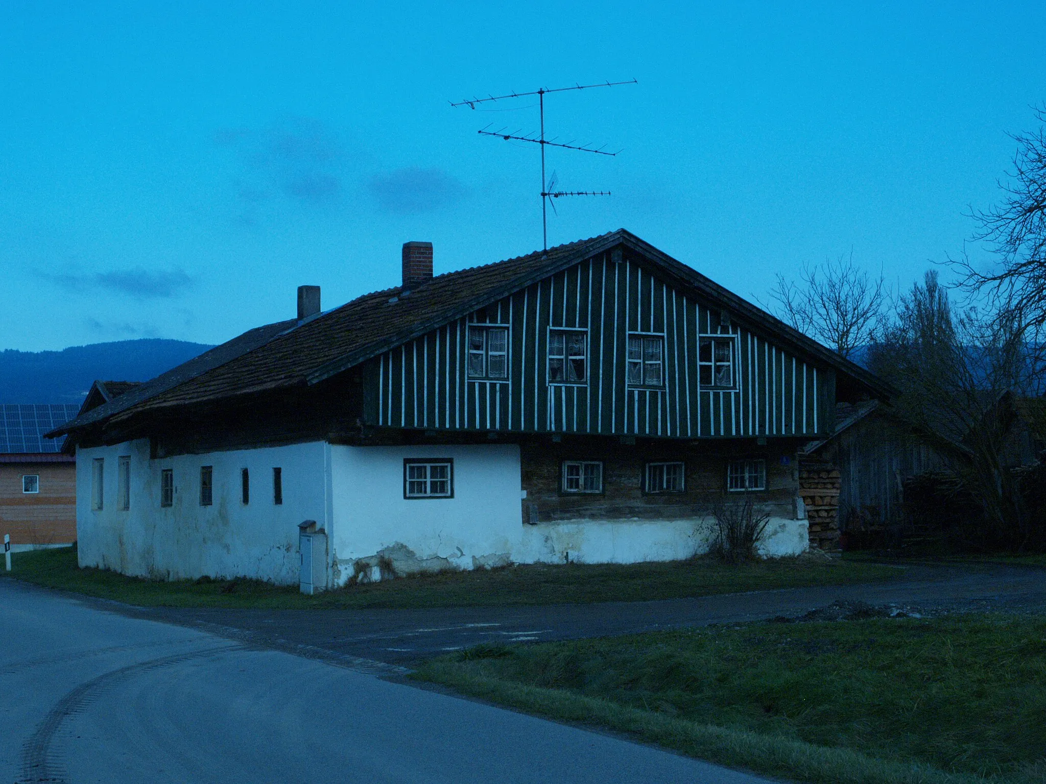 Photo showing: Baudenkmal Waldlerhaus in Gaishausen 8, Hunderdorf, , übertünchter Blockbau mit modern verschaltem Vordach, Kern 1. Hälfte 18. Jahrhundert