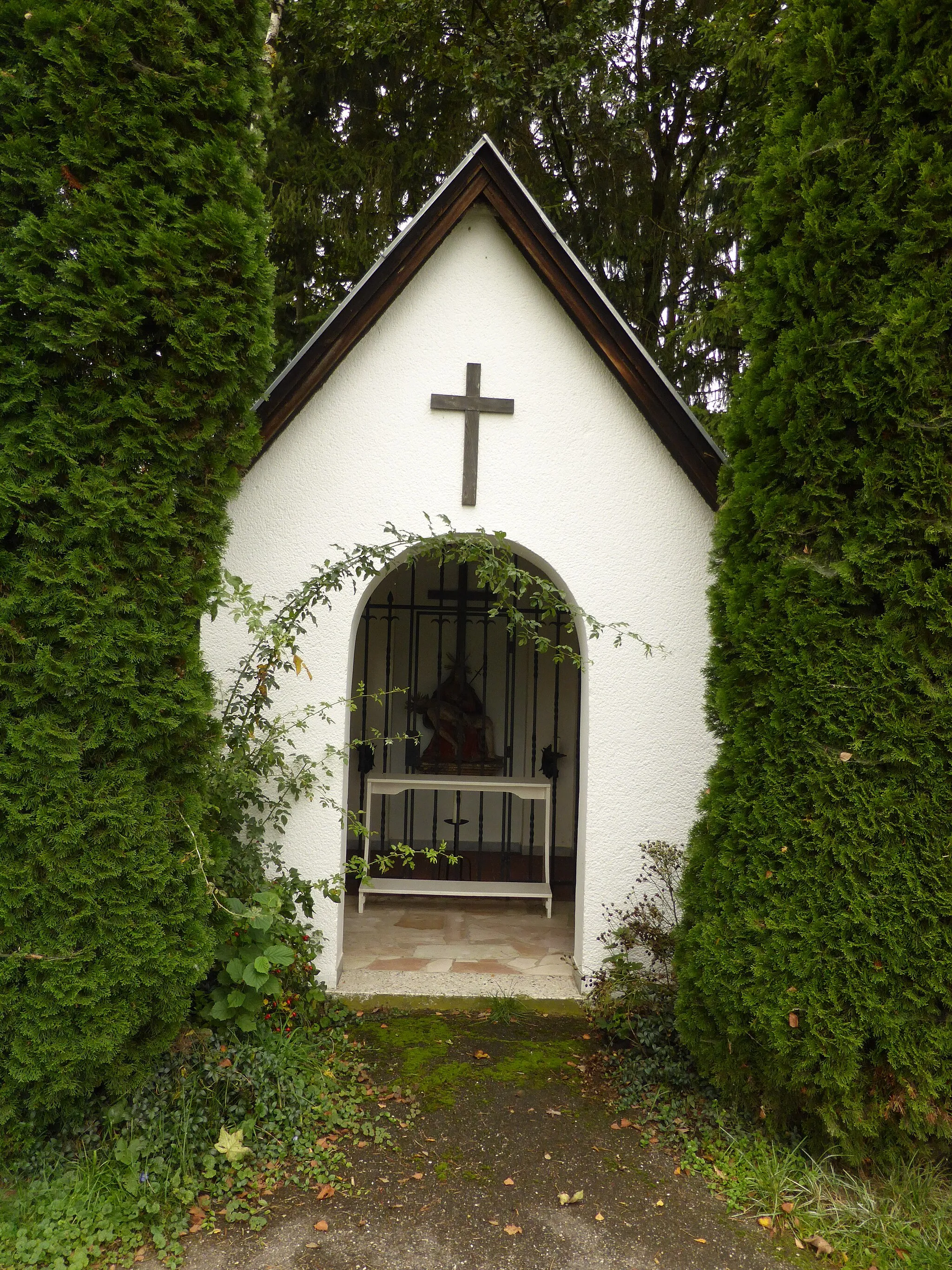 Photo showing: Alte Ausstattung der modernen Kapelle in Gaishausen 30, Hunderdorf.