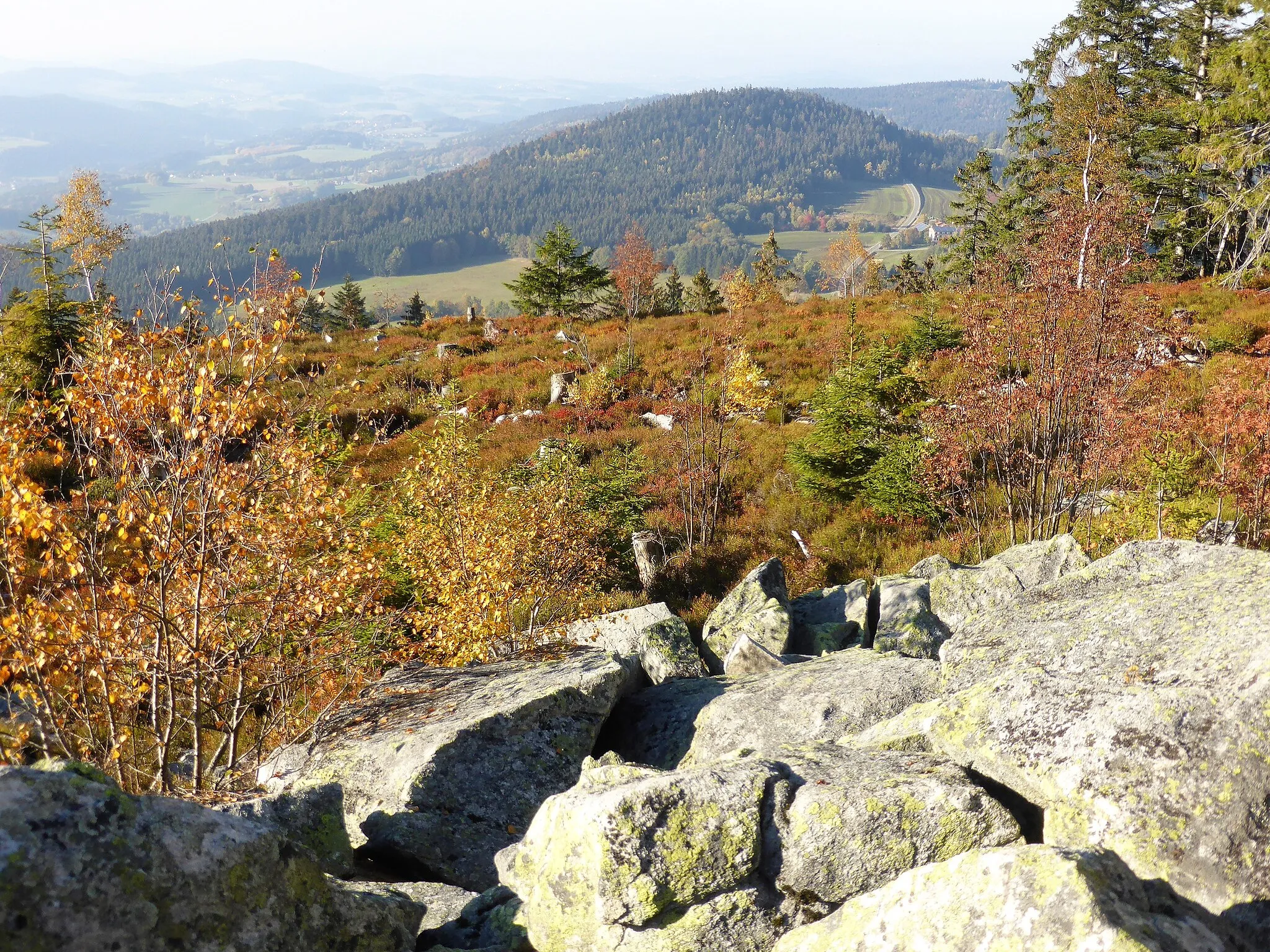 Photo showing: Blick vom Blockmeer der Käsplatte zum Nachbarberg, dem Bernhardsnagel. Beide Berge liegen im Landkreis Straubing-Bogen und beide Gipfel sind Geotope.