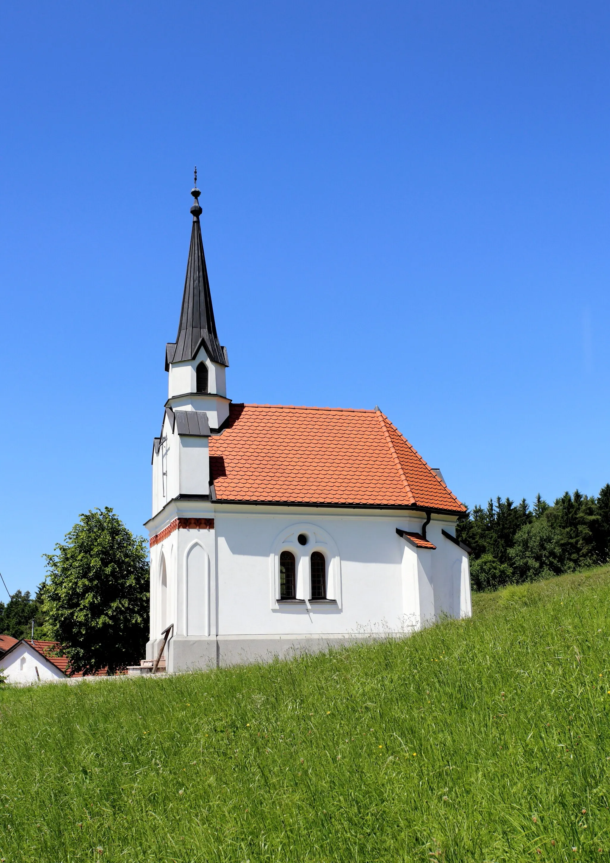 Photo showing: Thalleidlkapelle bei Reisach 6 in der oberösterreichischen Gemeinde Moosbach. Eine neogotische Kapelle, die 1850/51 der Thalleidlbauer Johann Priewasser errichten ließ.