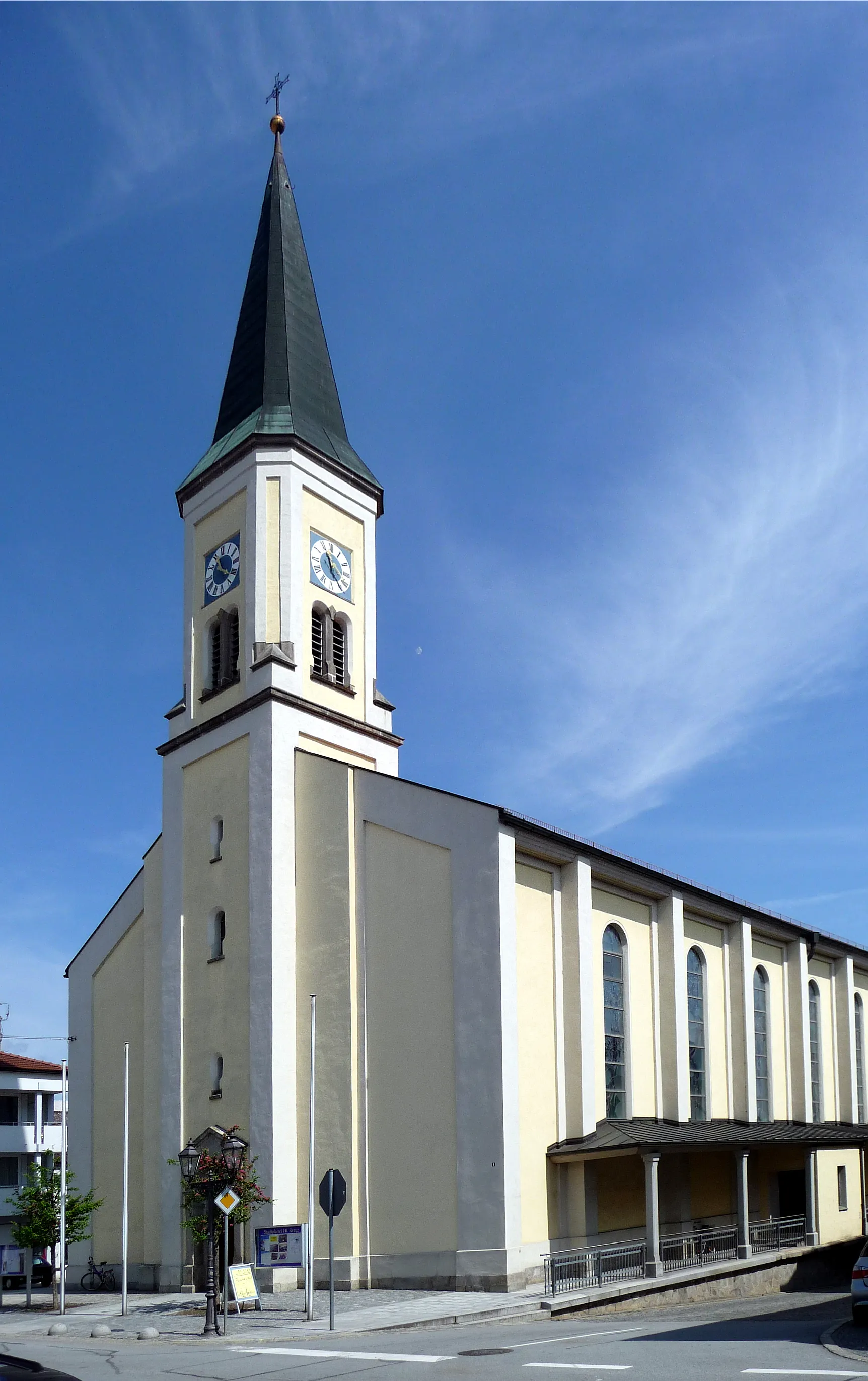 Photo showing: Die Pfarrkirche Heiligkreuzauffindung in Osterhofen