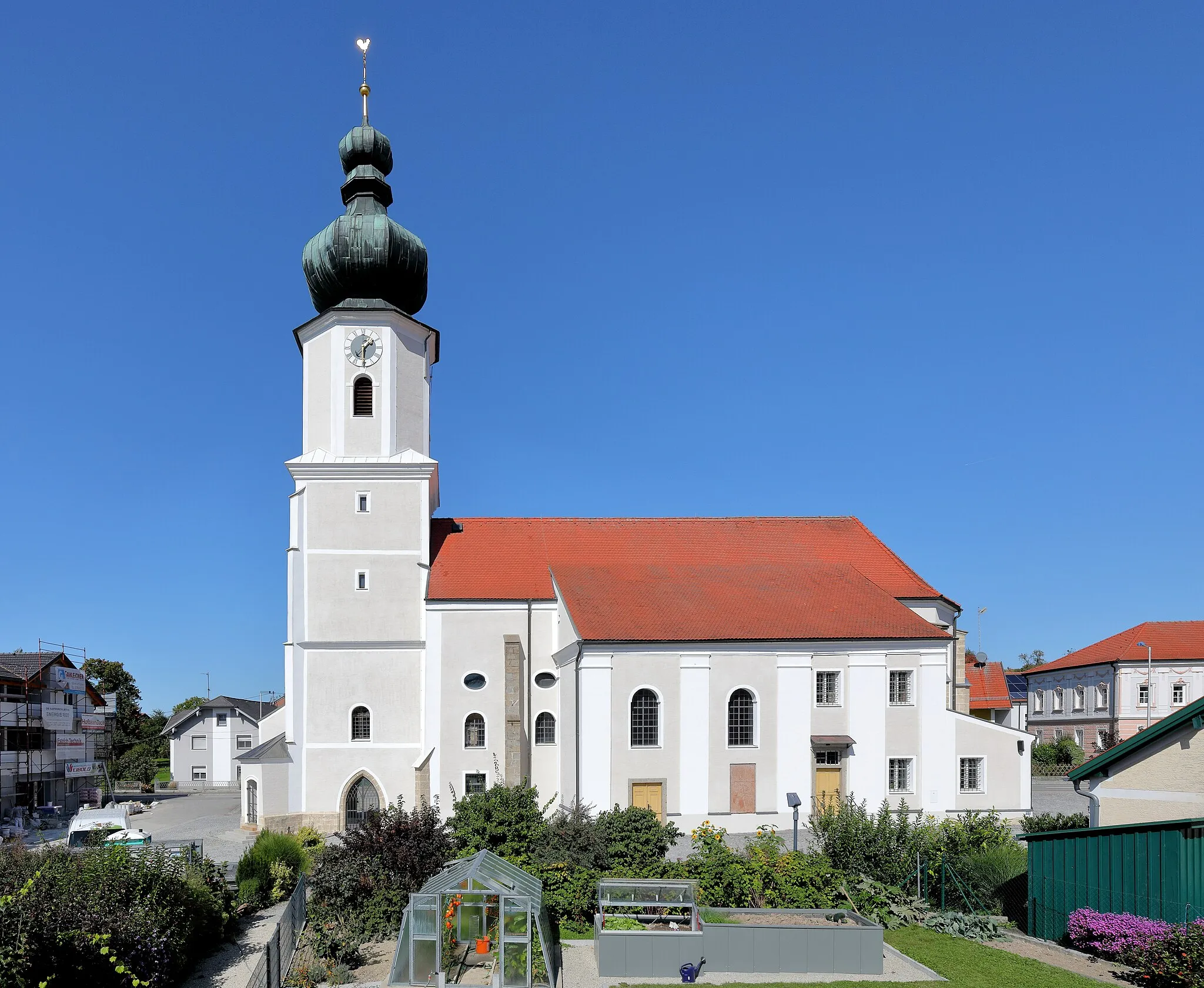 Photo showing: Südansicht der röm.-kath. Pfarrkirche Mariä Himmelfahrt in der oberösterreichischen Gemeinde Utzenaich.