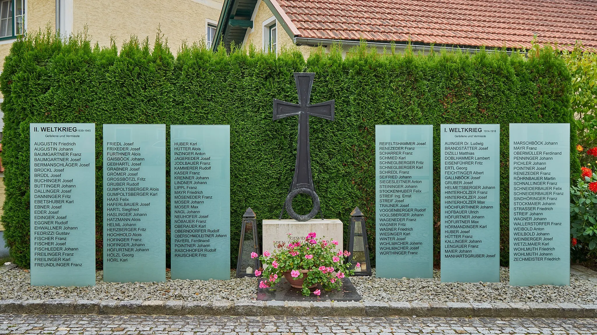 Photo showing: Kriegerdenkmal für die Gefallenen und Vermissten der Weltkriege 1914 bis 1918 und 1939 bis 1945 aus Utzenaich