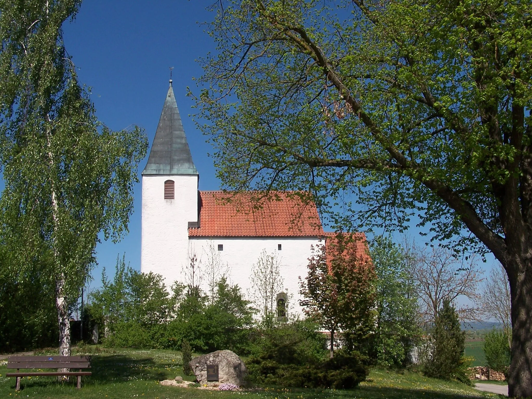 Photo showing: Atting, Ringstraße 16. Romanische doppelgeschossige Wehrkirche. 13. Jahrhundert; mit Ausstattung. Kirchhofsmauer, 16./17. Jahrhundert.