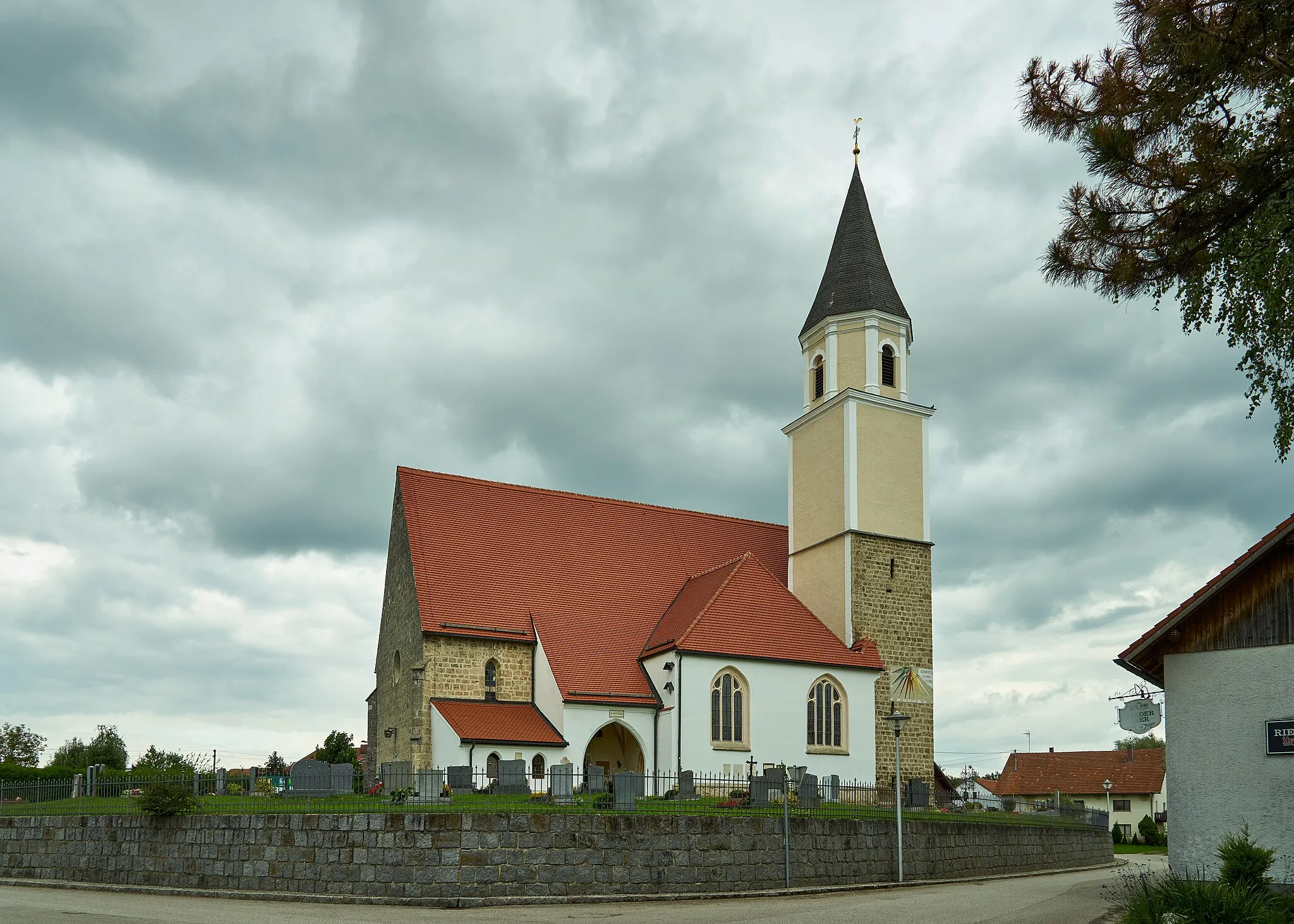 Photo showing: Katholische Pfarrkirche Sankt Petrus und Paulus Münsteuer, Ansicht von Süden