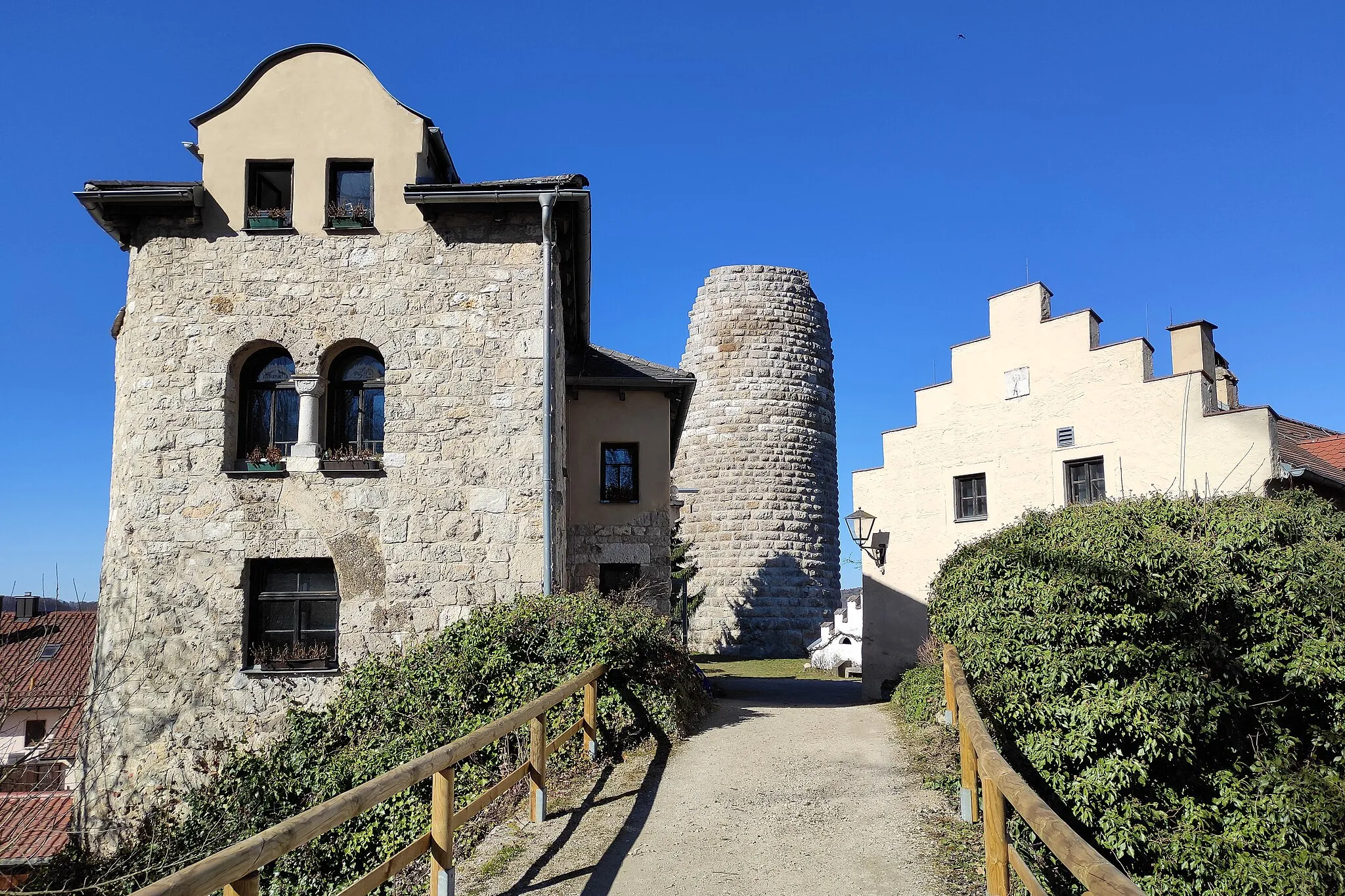 Photo showing: Die Burg Altmannstein ist die Ruine einer mittelalterlichen Höhenburg auf einem 435 m ü. NHN hohen Berg nordöstlich des Marktes Altmannstein.