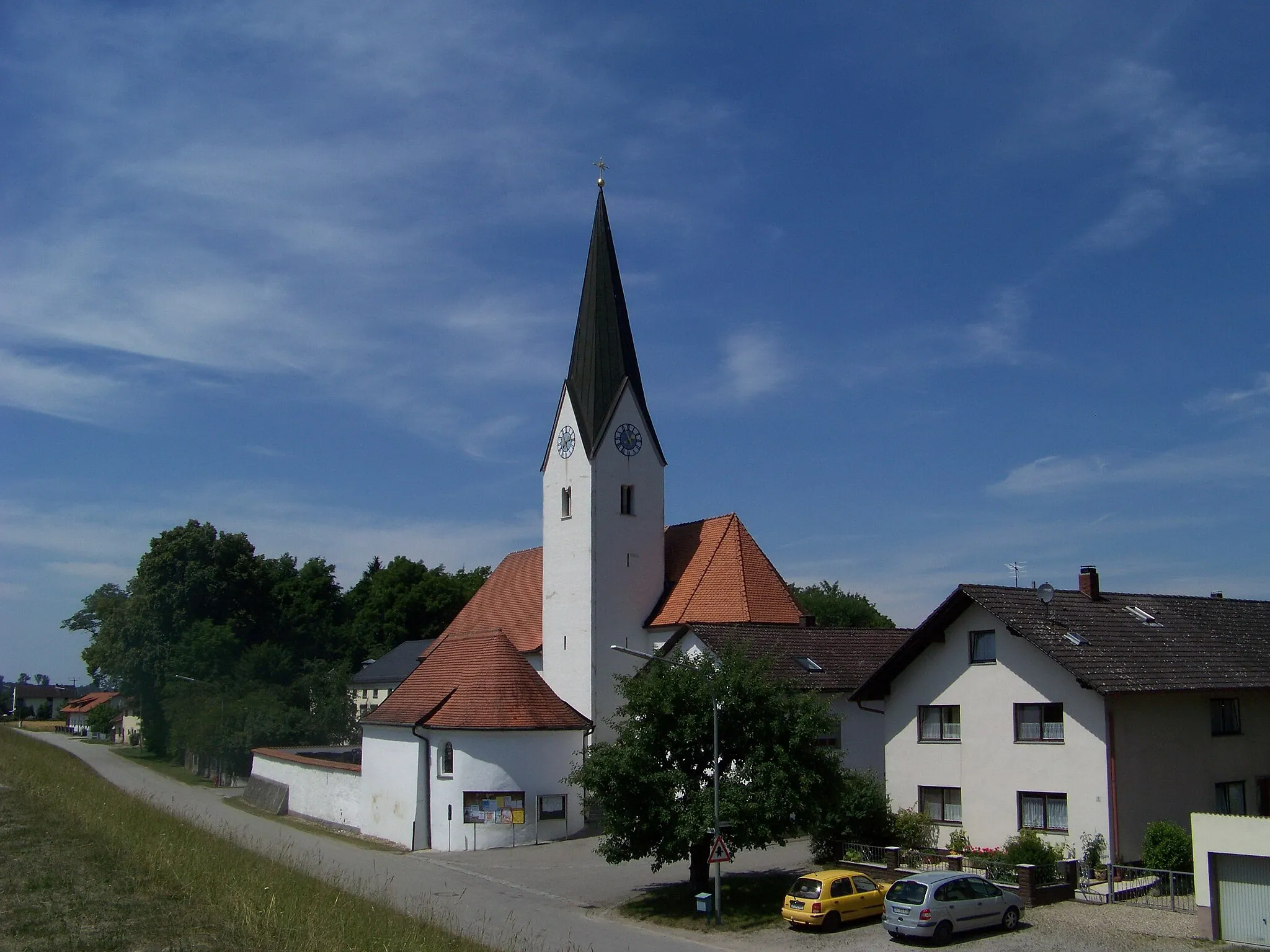 Photo showing: Mariaposching, Kirchenweg 1. Katholische Pfarrkirche Mariae Geburt, Turm spätromanisch, Chor spätgotisch, Langhaus barock; mit Ausstattung; Katholische Friedhofskapelle, kleine Barockanlage, 18. Jahrhundert; mit Ausstattung.