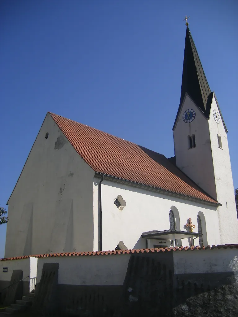 Photo showing: Die Pfarrkirche Mariä Geburt in Mariaposching