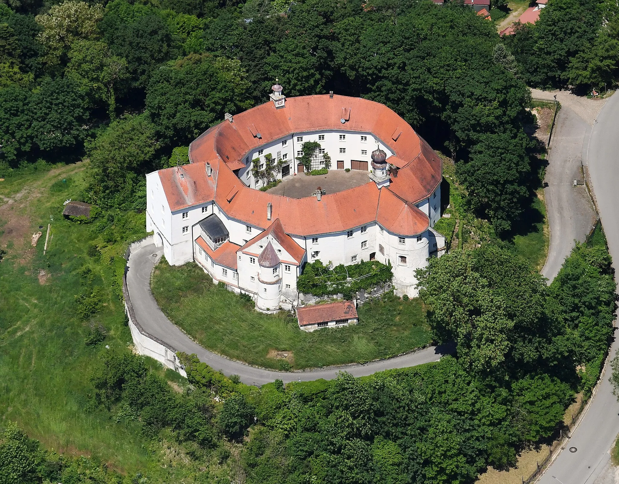 Photo showing: Aerial image of Schloss Wildenberg (view from the south)