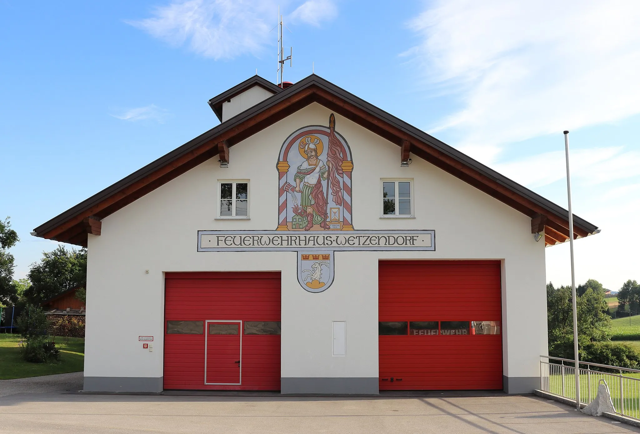 Photo showing: Feuerwehrhaus der Freiwilligen Feuerwehr Esternberg, Löschzug Wetzendorf