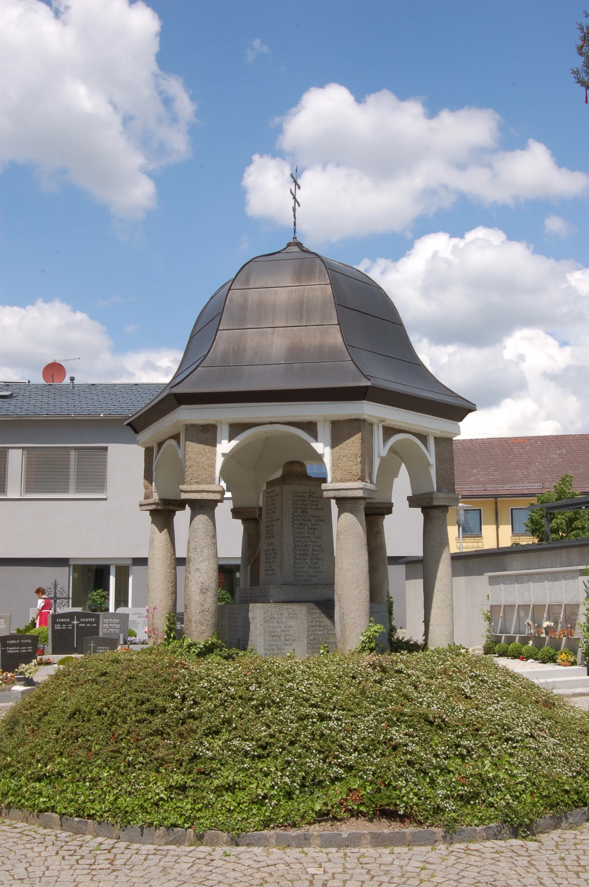 Photo showing: Das Kriegerdenkmal am Friedhof von Altenfelden (Oberösterreich)

This media shows the protected monument with the number 13815 in Austria. (Commons, de, Wikidata)