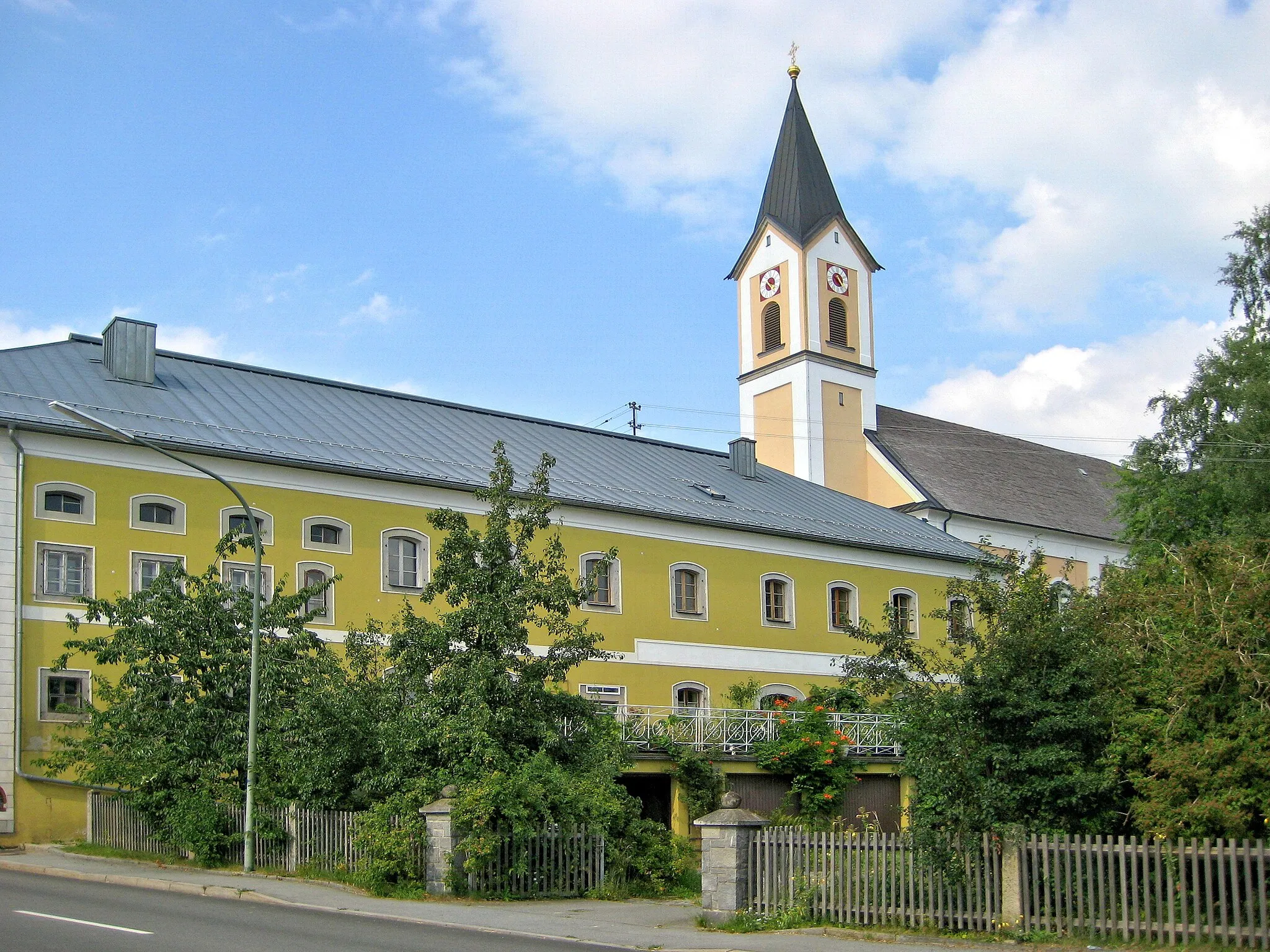 Photo showing: Breitenberg, historic grocery store with Parish Church of St Raymond of Peñafort in background.