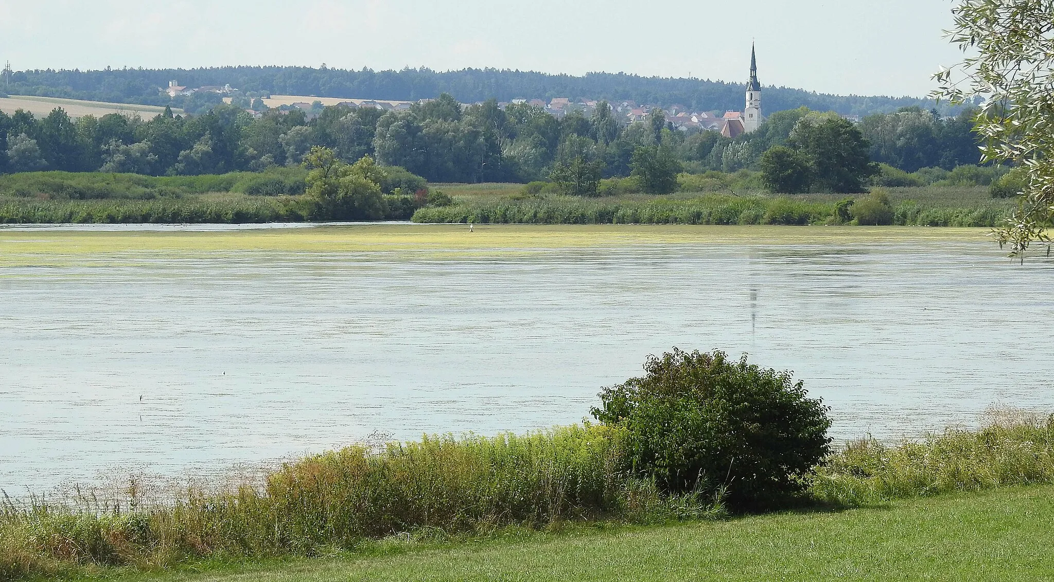 Photo showing: Vilstalsee mit der Kirche von Marklkofen