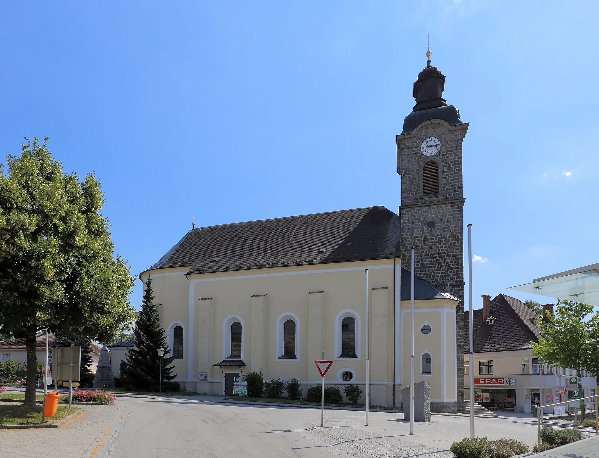 Photo showing: Katholische Pfarrkirche hl. Lambert in der oberösterreichischen Gemeinde Lambrechten. Eine große Saalkirche, die durch Abt Herculan Kalchgruber von 1724 bis 1726 errichtet wurde und der Kirchenturm mit einem geschwungenen Helm stammt aus dem Jahr 1912.