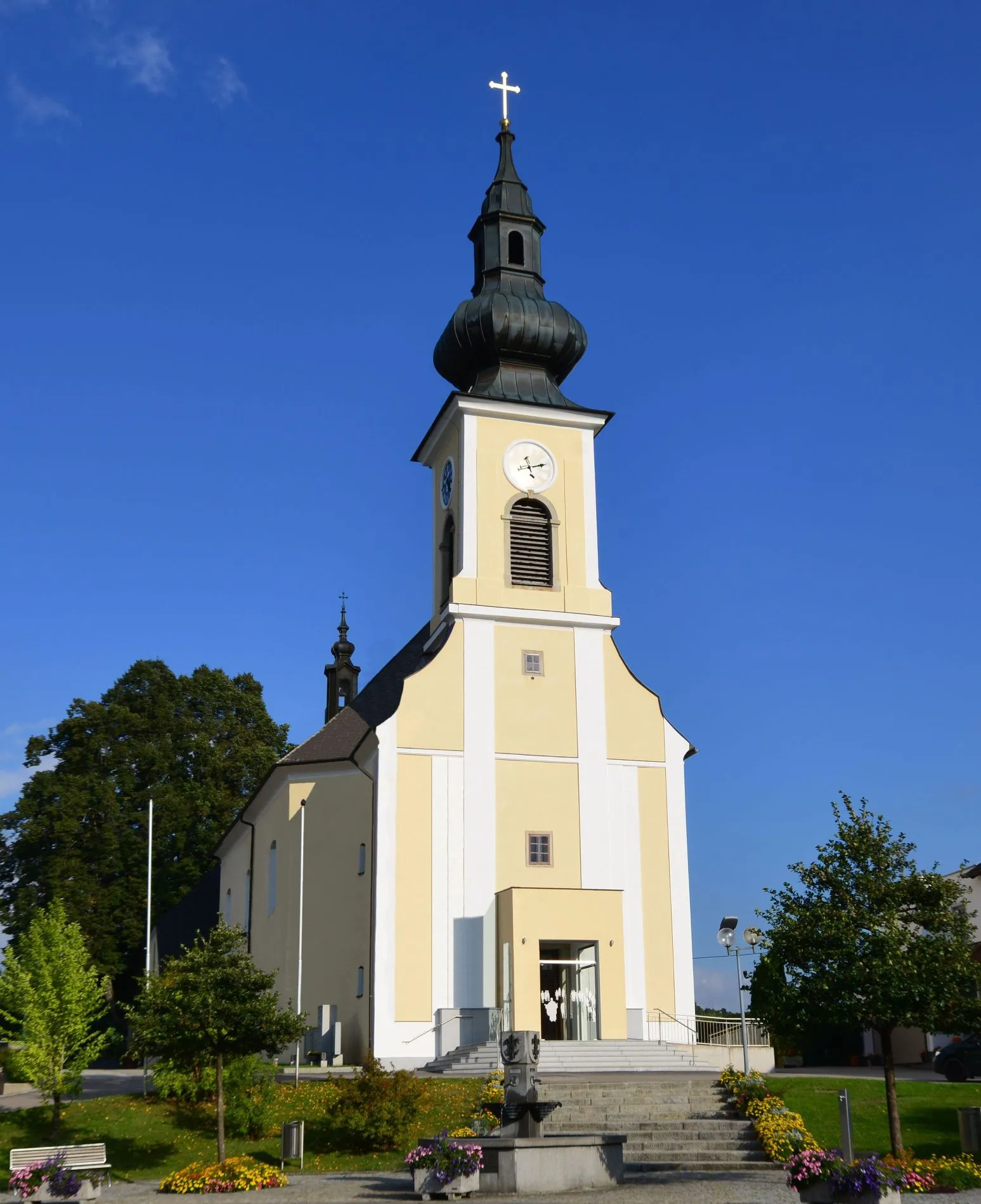 Photo showing: Die Kirche wurde von 2010 bis 2016 innen und außen renoviert.