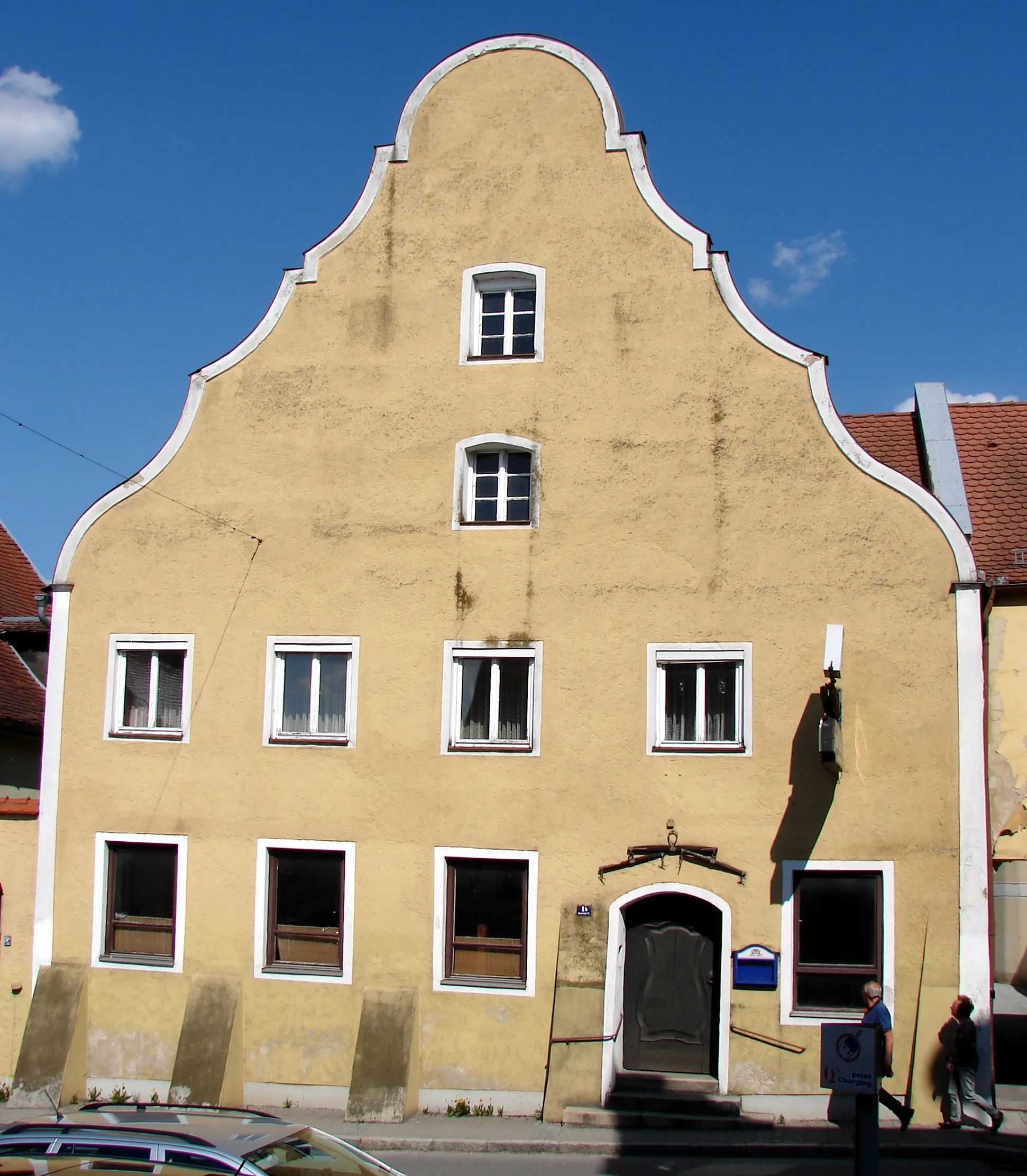 Photo showing: Giebelbau mit Schweifgiebel, zweiläufigem Treppenaufgang und geschnitzter Tür, zweite Hälfte 17. Jahrhundert.