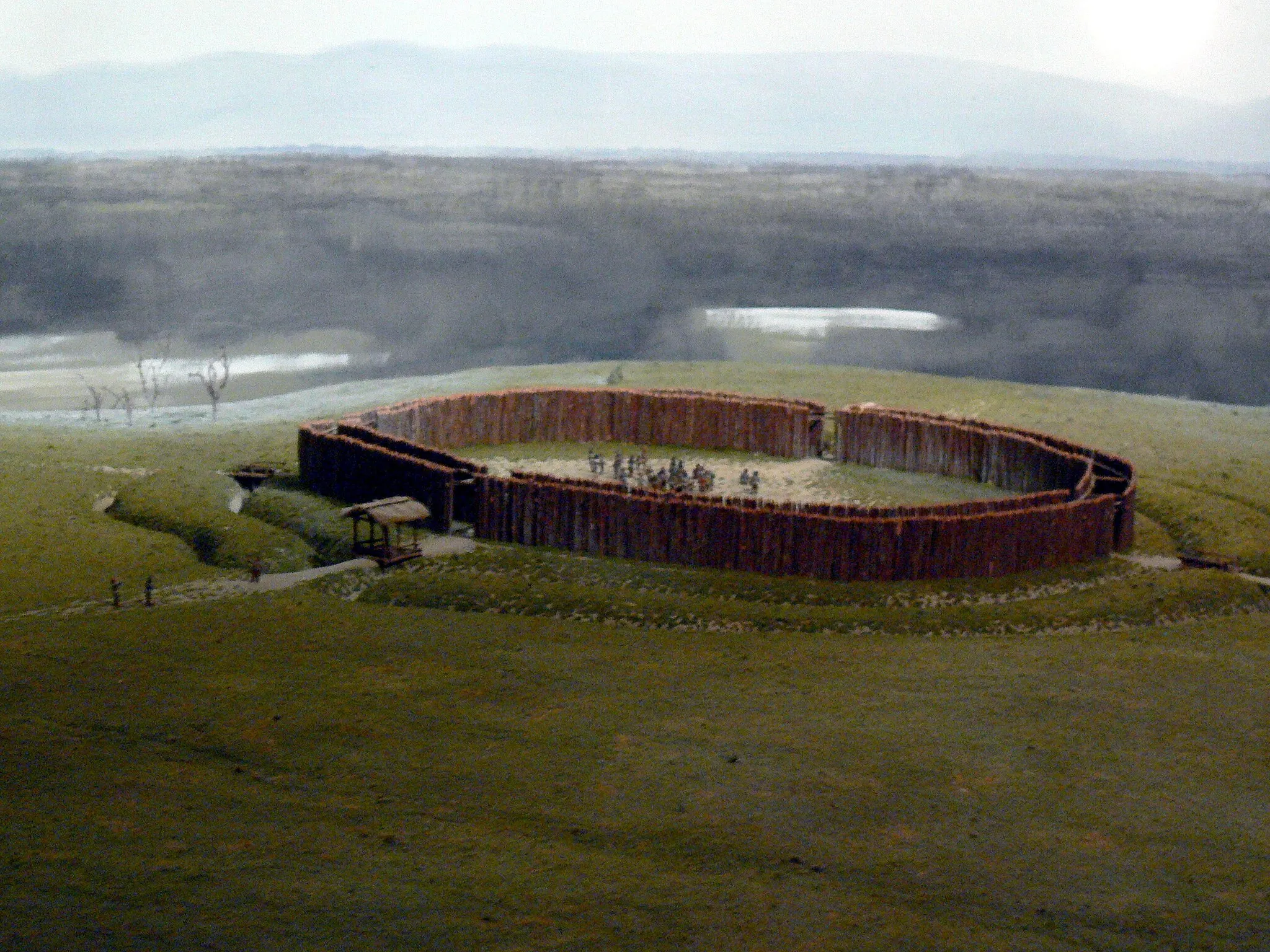 Photo showing: Museum Quintana. Neolithic wooden henge ( 4840-4590 BC ) in Künzing-Unternberg ( reconstruction )