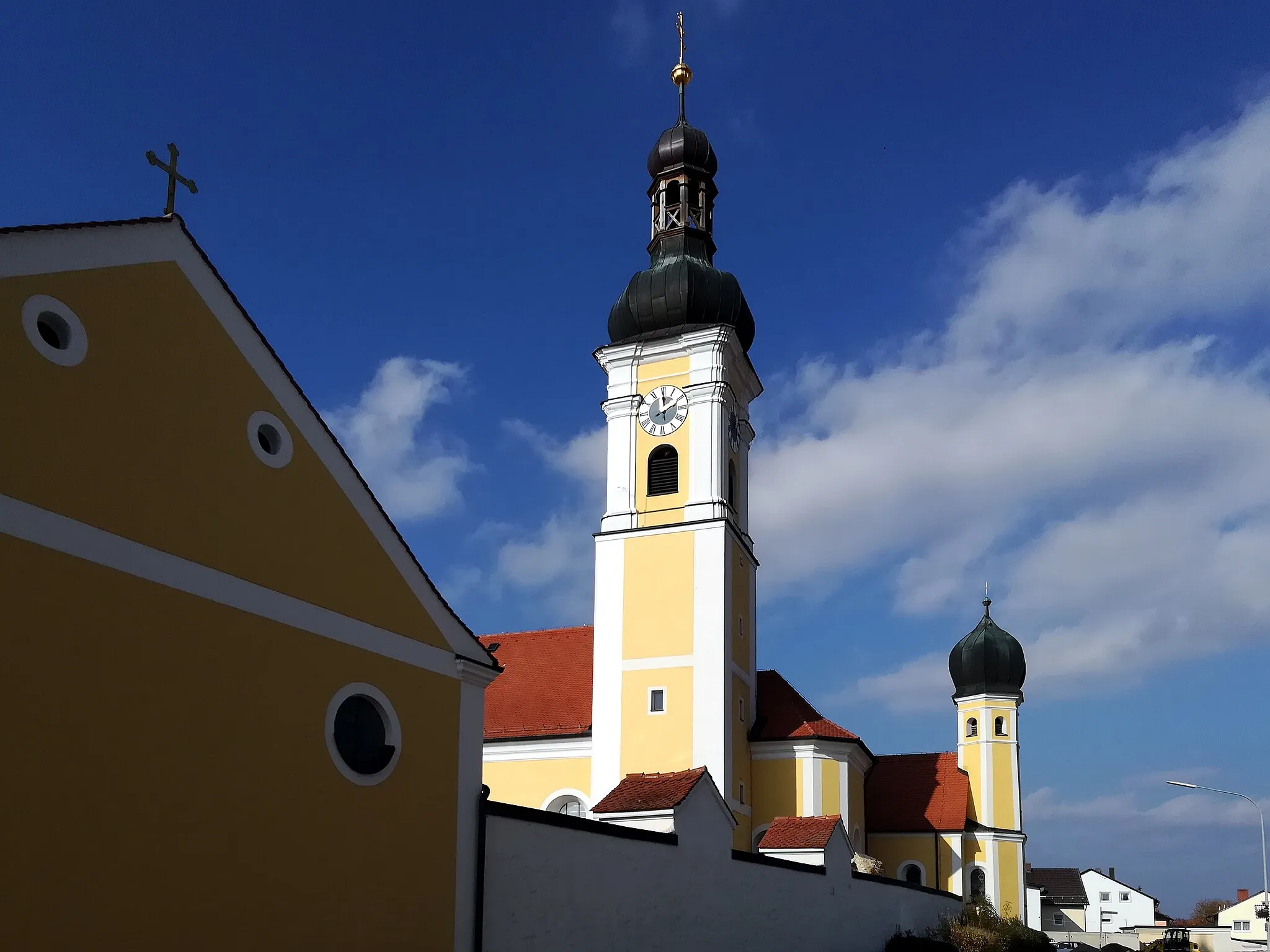 Photo showing: St. Mauritius ist die römisch-katholische Pfarrkirche von Mintraching im Oberpfälzer Landkreis Regensburg.