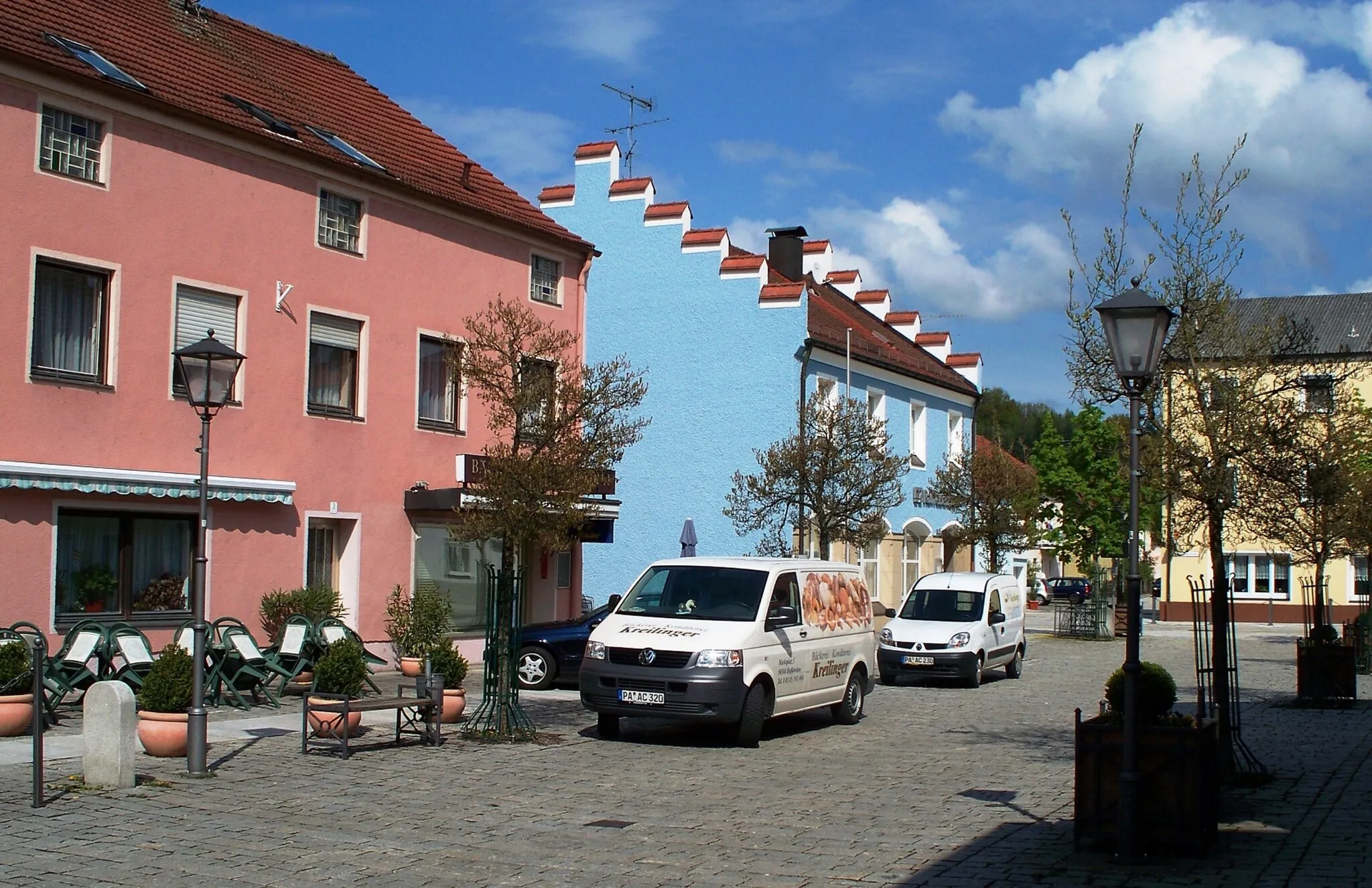 Photo showing: Marktplatz (Straße) in Hofkirchen, Landkreis Passau, Bayern.