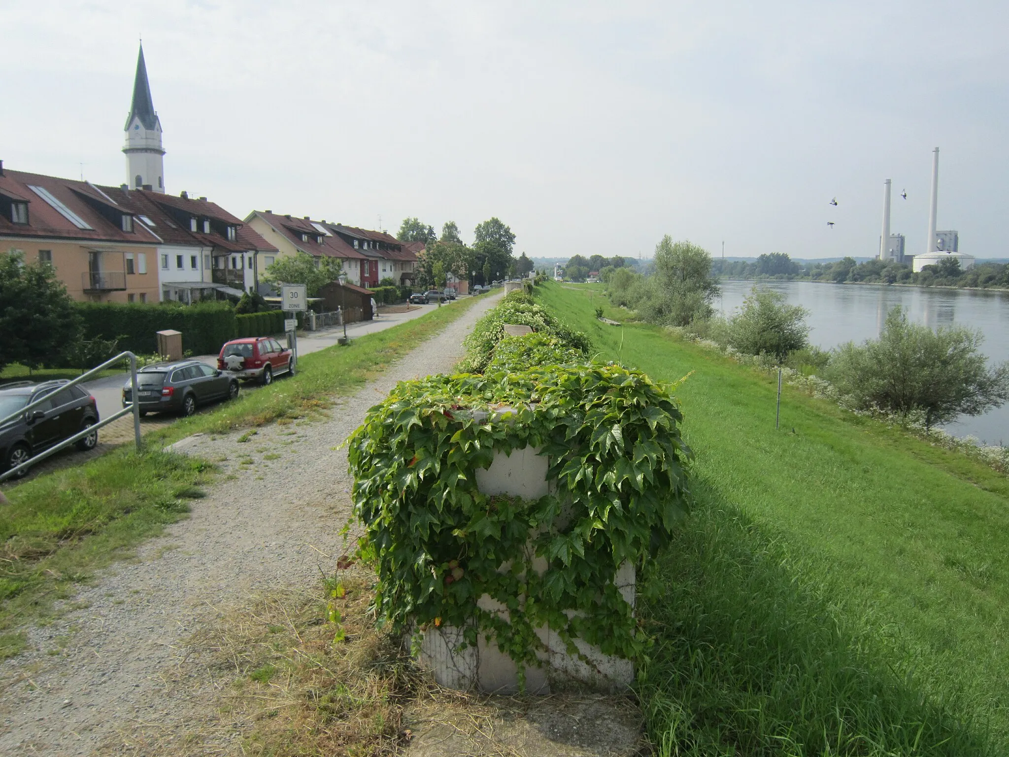 Photo showing: Vom Donaudeich bei Hofkirchen im Landkreis Passau aus blickt man (von links nach rechts) in den Ort Hofkirchen, entlang dem Donaudeich und der Donau hinüber zum Wärmekraftwerk Pleinting, das auf dem Gebiet der Stadt Vislhofen an der Donau liegt.