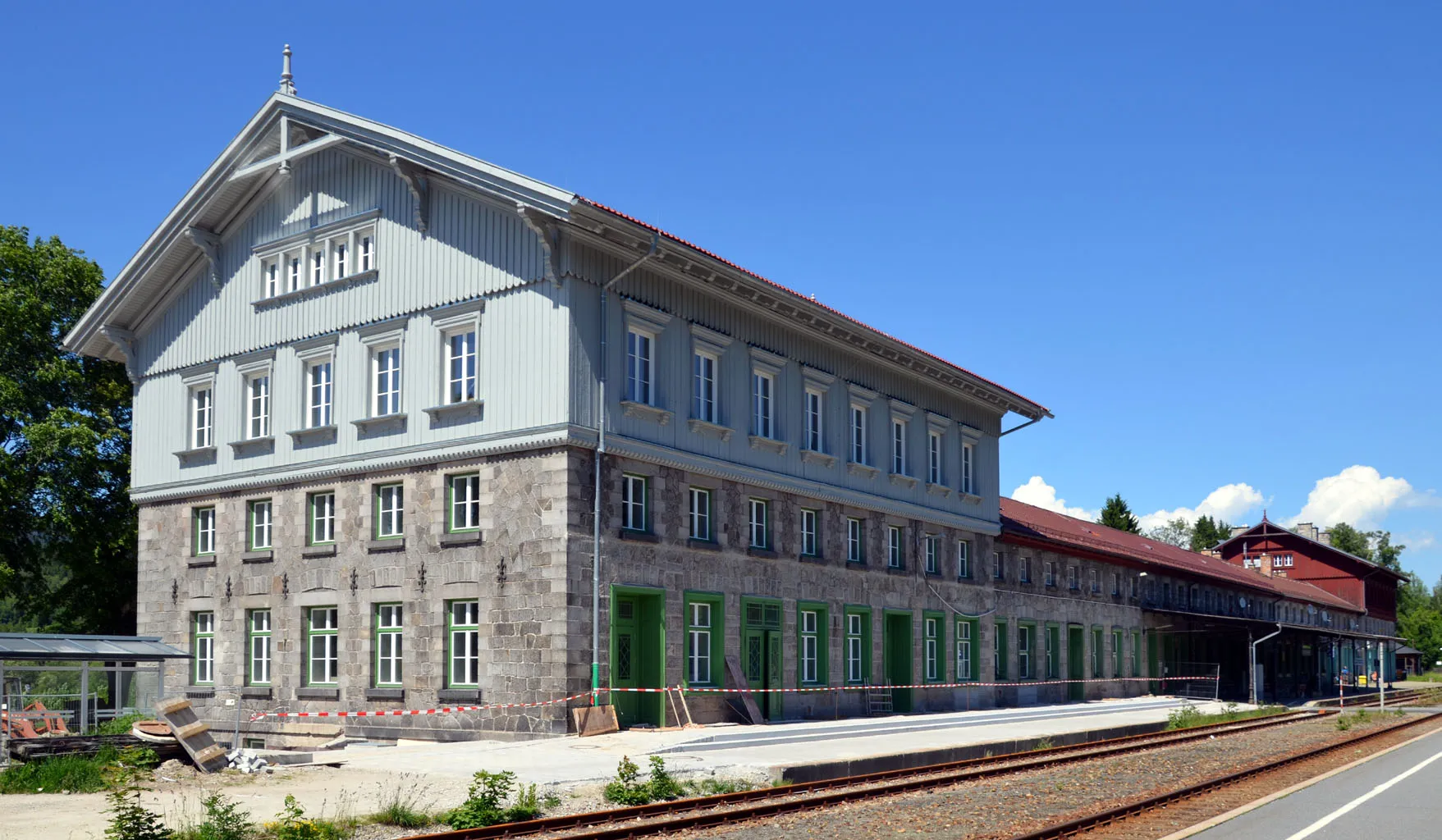 Photo showing: Bayerisch Eisenstein / Železná Ruda-Alžbětín train station, German wing in the front, Czech wing in the background.