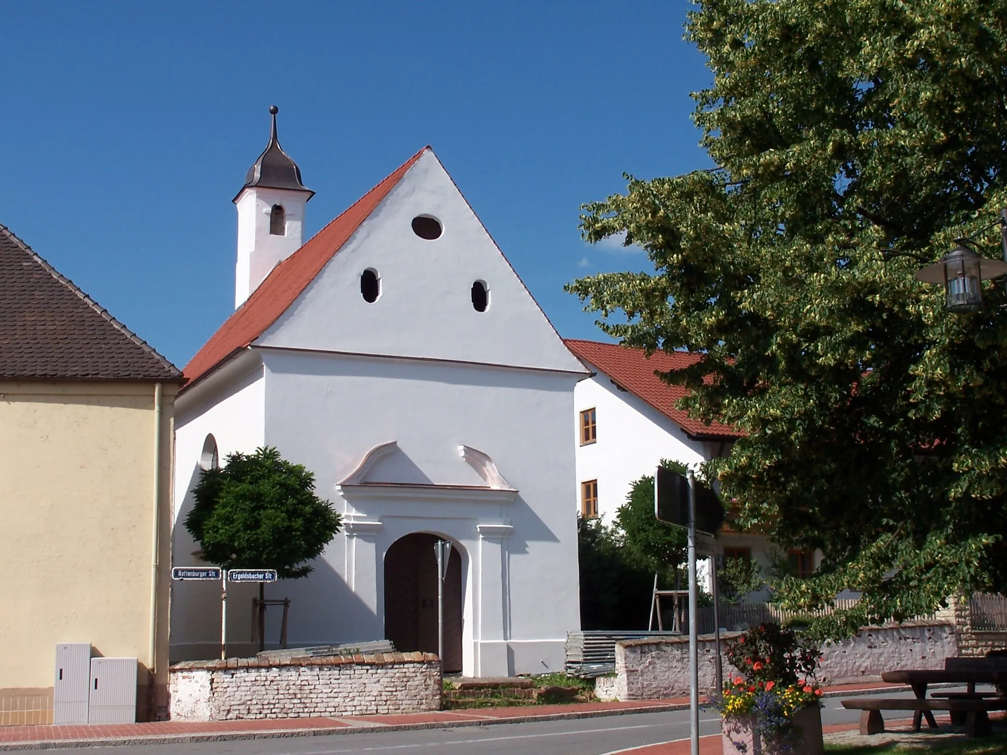 Photo showing: Hohenthann, Rottenburger Straße 20. Schlosskapelle St. Johann von Nepomuk. Kleiner massivier Saalbau, geweiht 1738. Rechteckige, nach Norden gerichtete Anlage ohne Choreinziehung. Südliches Pilasterportal mit geschweiften Giebelstücken. Sakristei nördlich am Chor. Nördlich quadratischer Dachreiter mit Barockhaube und zwei Glocken aus den Jahren 1739 und 1747.